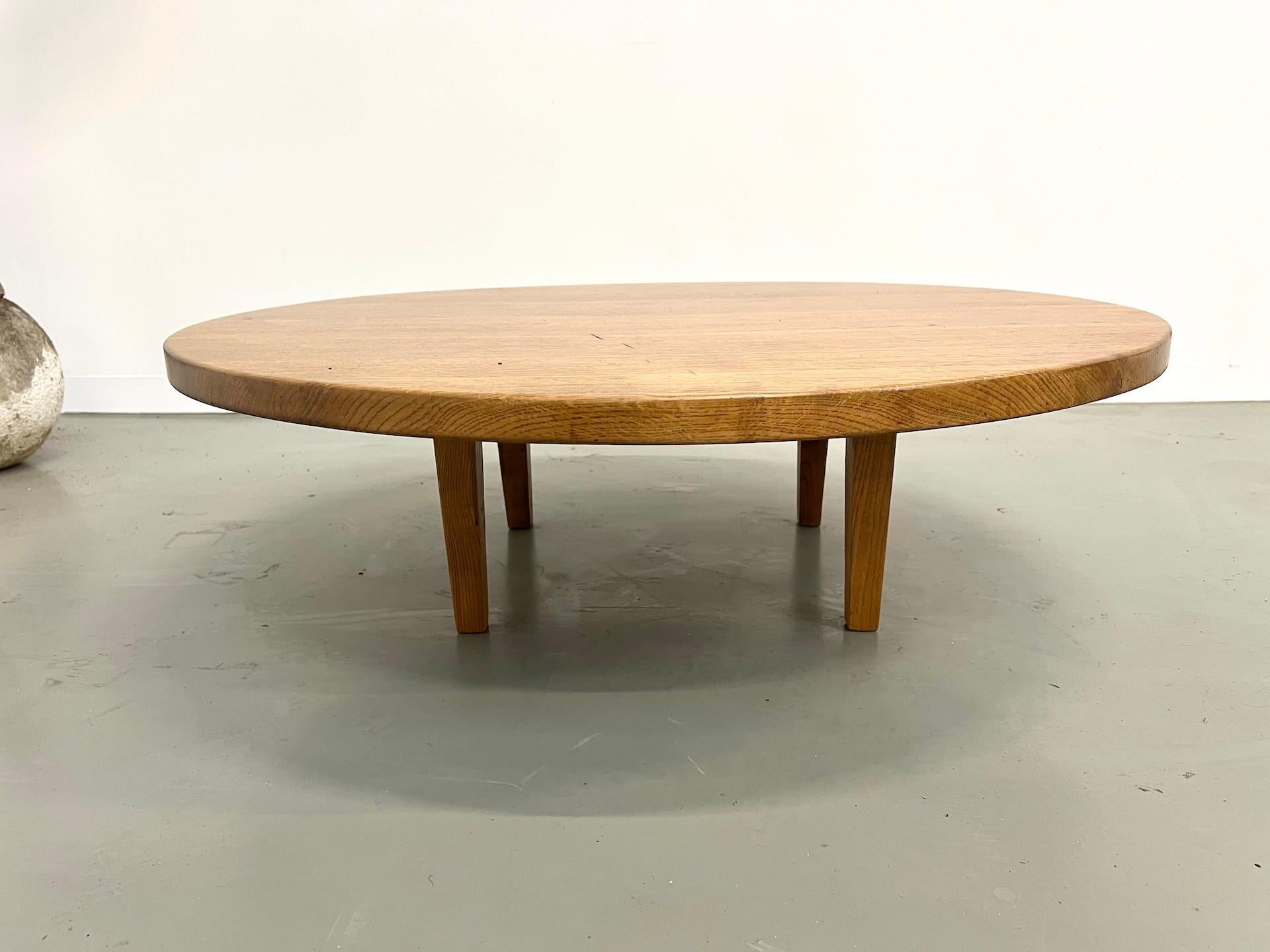 Table basse circulaire en chêne massif français Bon état - En vente à LYON, FR