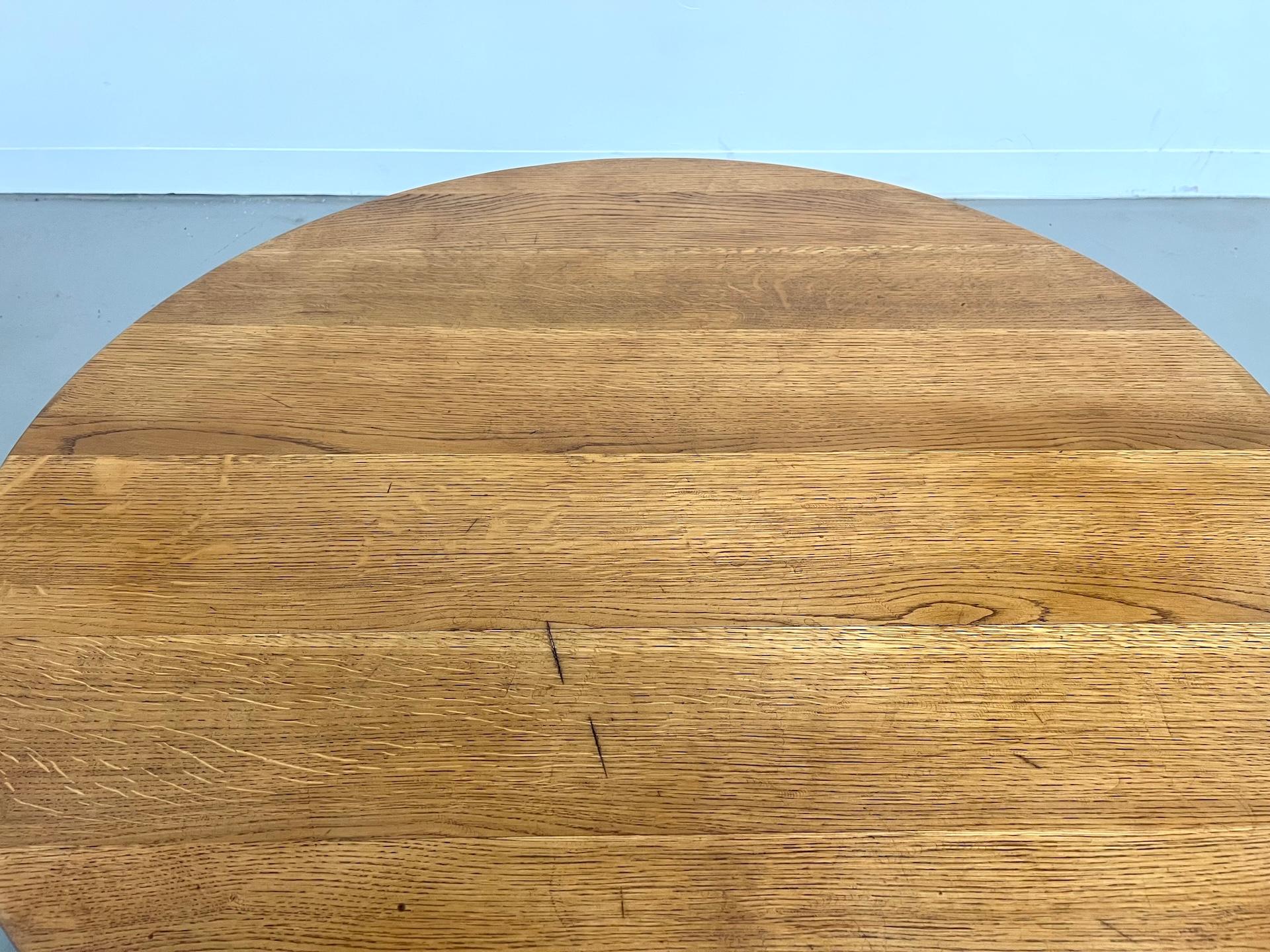 Milieu du XXe siècle Table basse circulaire en chêne massif français en vente