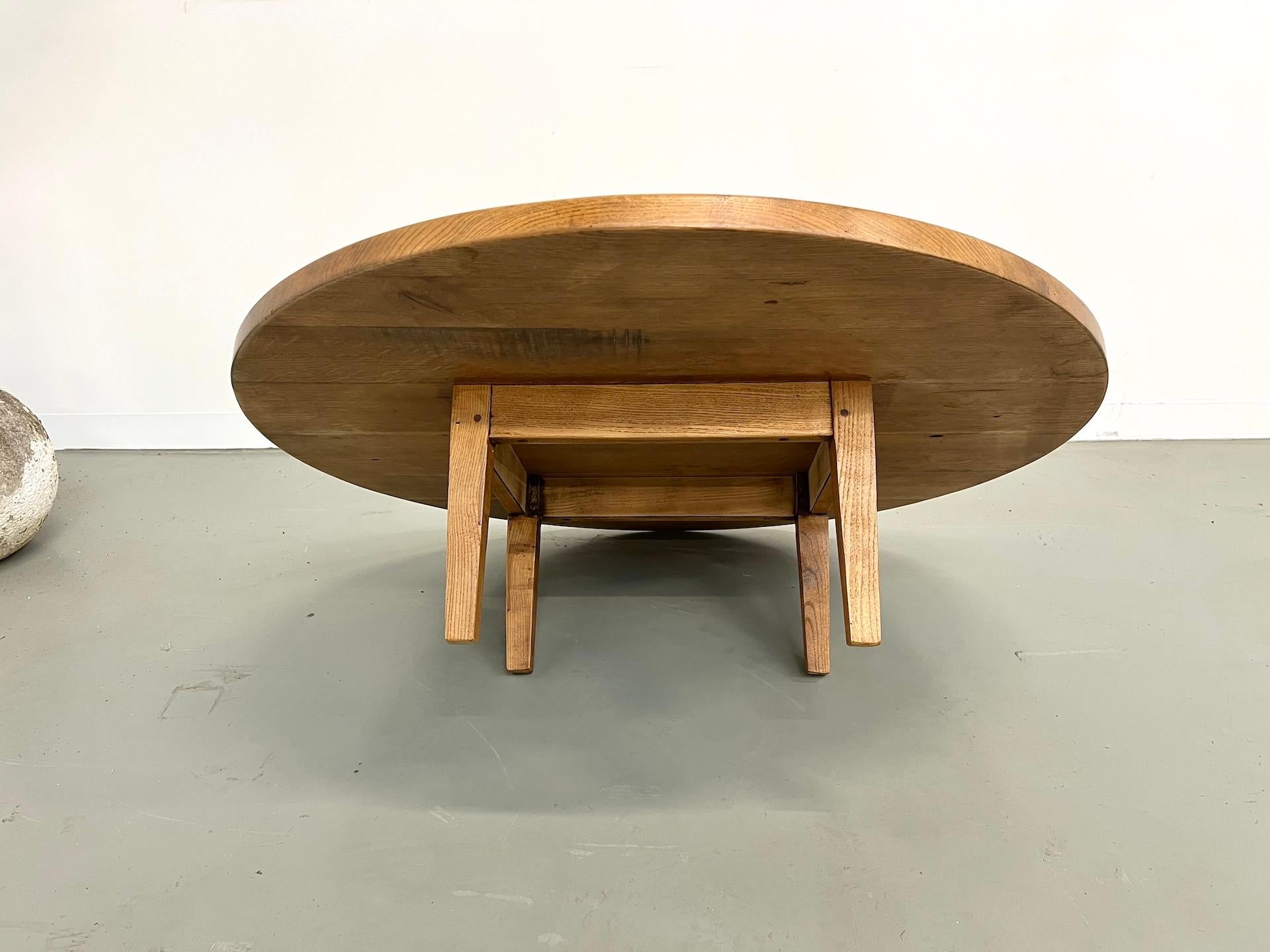 Table basse circulaire en chêne massif français en vente 2