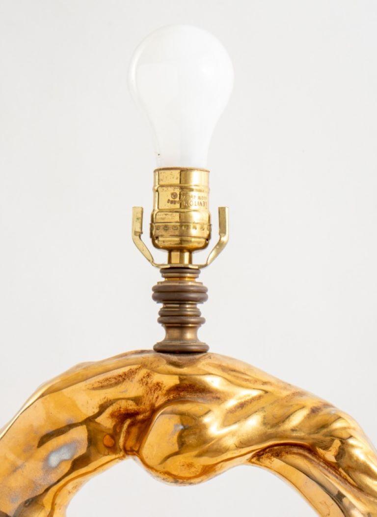 Circular Gilded Ceramic Figural Table Lamp In Good Condition For Sale In New York, NY