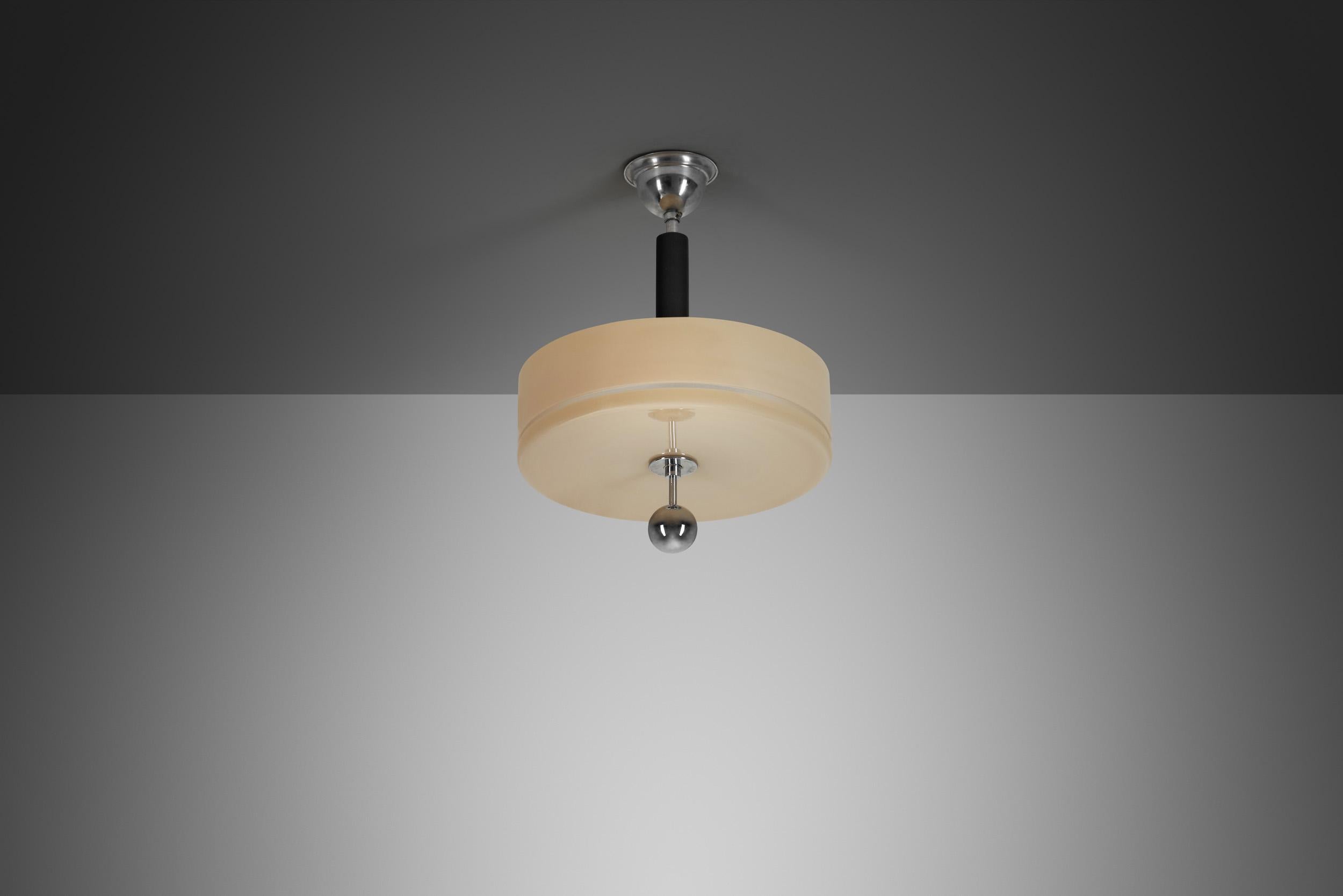 Plafón Circular de Cristal con Metal Cromado y Madera Ebonizada, Europa Años 30 en Bueno estado para la venta en Utrecht, NL