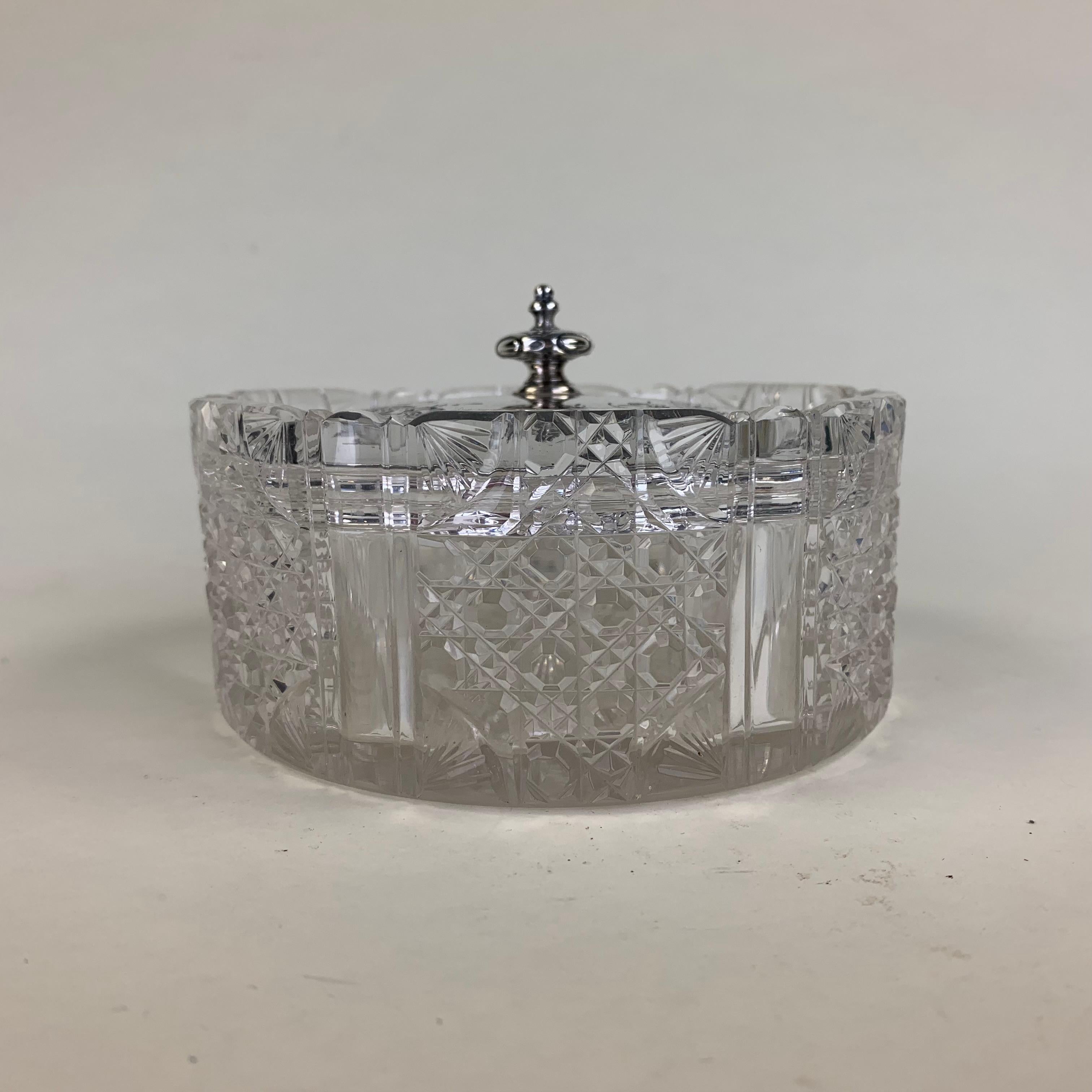Edwardian cut glass jam pot with engraved silver lid. Sheffield, 1902 by Atkin Brothers.
 
Measure: Height including finial is 7cms.