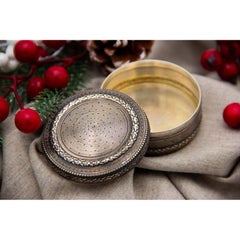 Rundes guillochiertes Silberdöschen mit umlaufenden Zierleisten und abnehmbarem Deckel