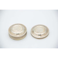 Kreisförmige guillochierte Silberdose mit zwei Münzen von D. João V.