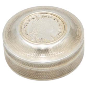 Kreisförmige guillochierte Silberdose mit zwei Münzen von D. João V.