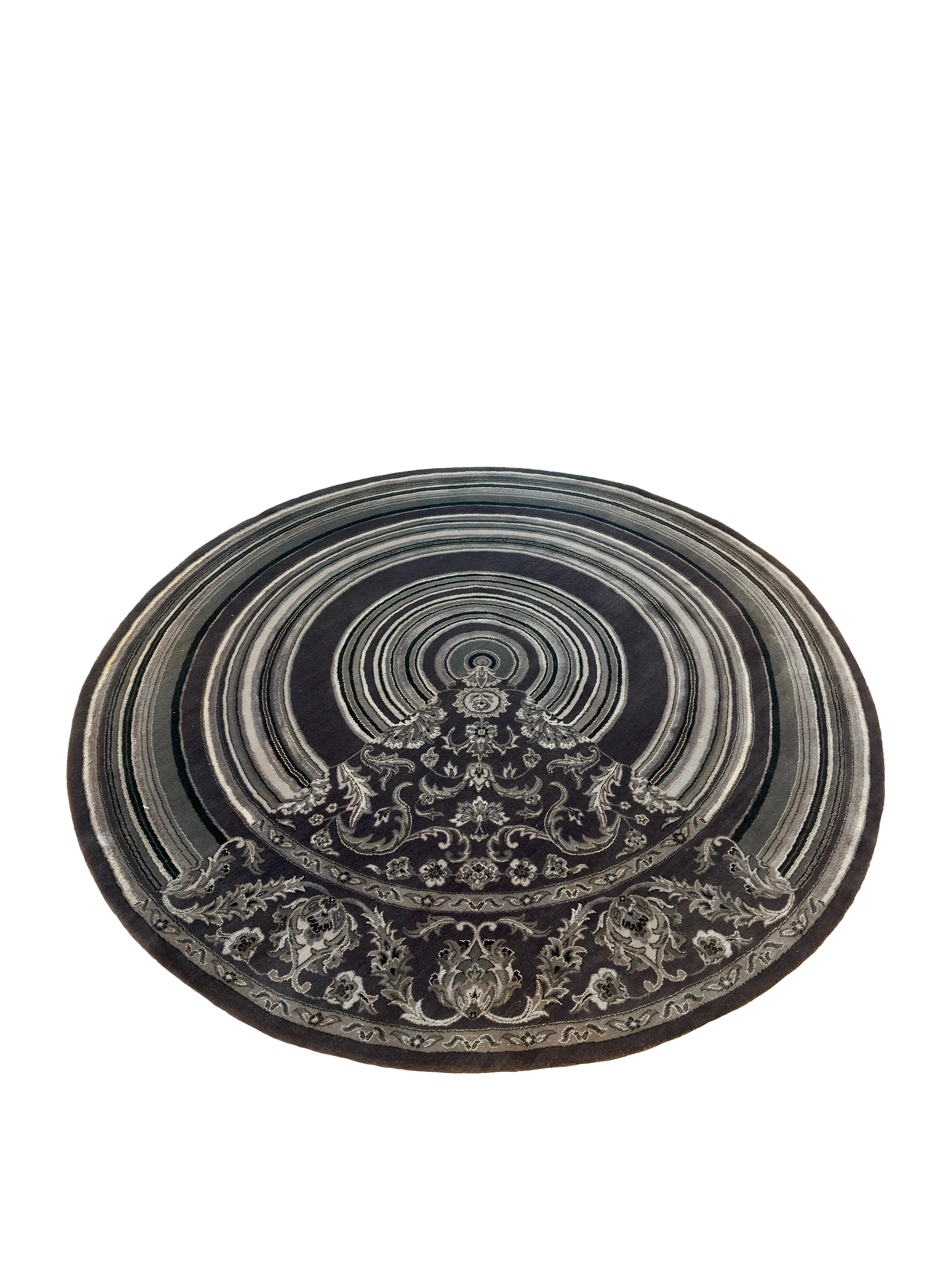 Un tapis circulaire en laine finement noué à la main, composé dans des tons doux gris, blancs et neutres. Fabriqué aux Pays-Bas en 2010, ce tapis gris et blanc mesure 195 cm de diamètre et a récemment fait l'objet d'un nettoyage professionnel. Le