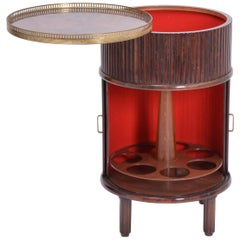Mueble bar circular italiano de mediados de siglo con puertas correderas y bandeja giratoria