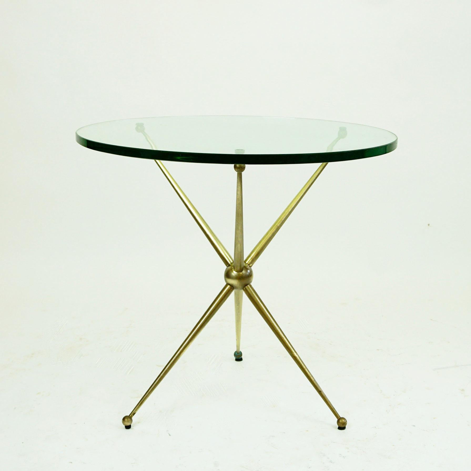Dieser fantastische runde Couchtisch oder Beistelltisch aus Messing und Glas aus der Mitte des Jahrhunderts wurde in den 1950er Jahren in Italien entworfen und hergestellt. Er verfügt über einen eleganten, sternförmigen, dreibeinigen Messingfuß und