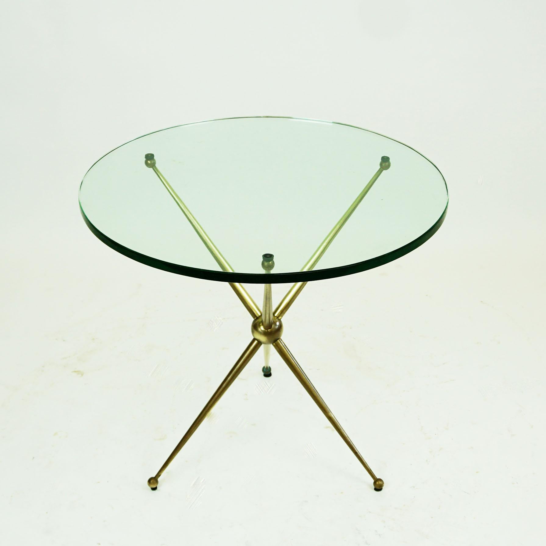 Mid-Century Modern Table basse circulaire italienne du milieu du siècle dernier en laiton et verre en vente