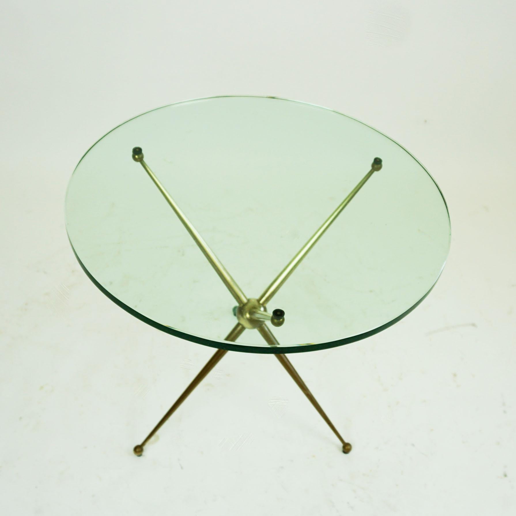 Table basse circulaire italienne du milieu du siècle dernier en laiton et verre Bon état - En vente à Vienna, AT