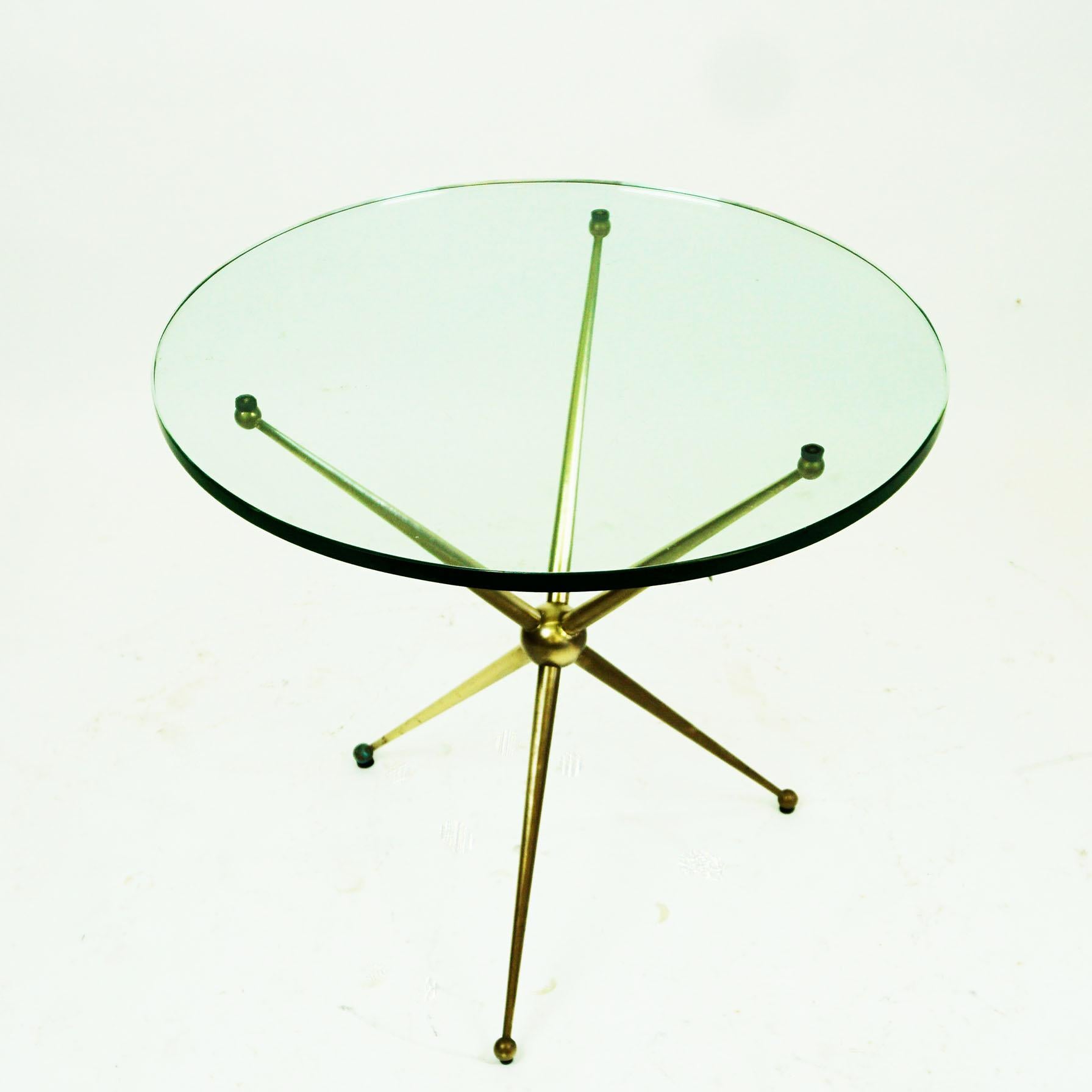 Milieu du XXe siècle Table basse circulaire italienne du milieu du siècle dernier en laiton et verre en vente