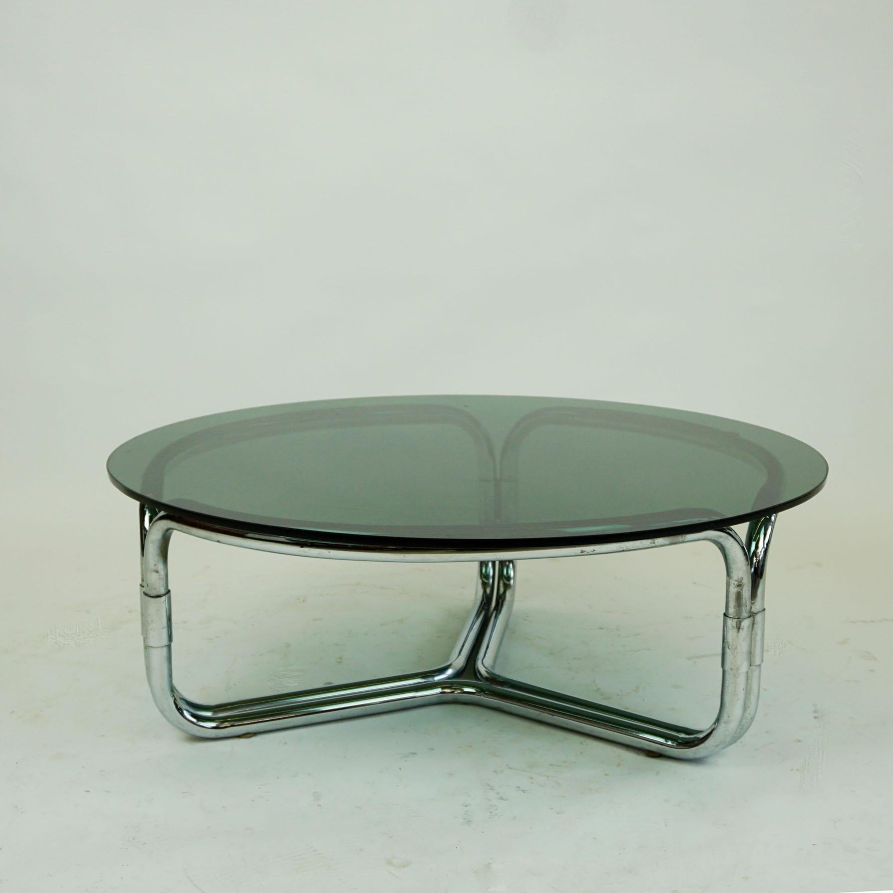 This fantastic midcentury circular Chrome and smoked glass coffee Table has been designed and produced in Italy in the 1970s. It features a tubular chromed base with a glass top.
It´s style is very close to some Designs by Giotto Stoppino.
The