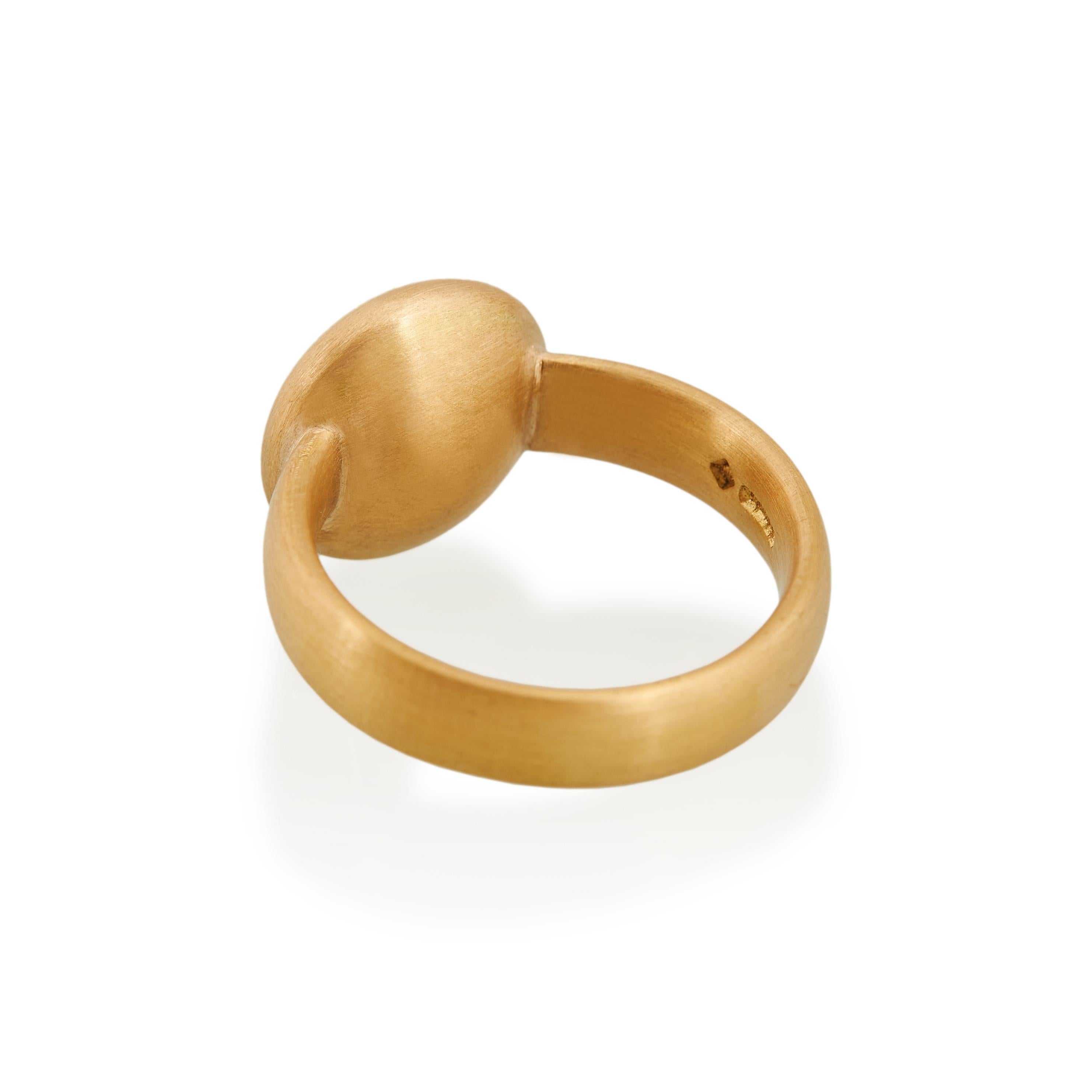Runder Jade-Ring, 22 Karat Gold (Zeitgenössisch) im Angebot