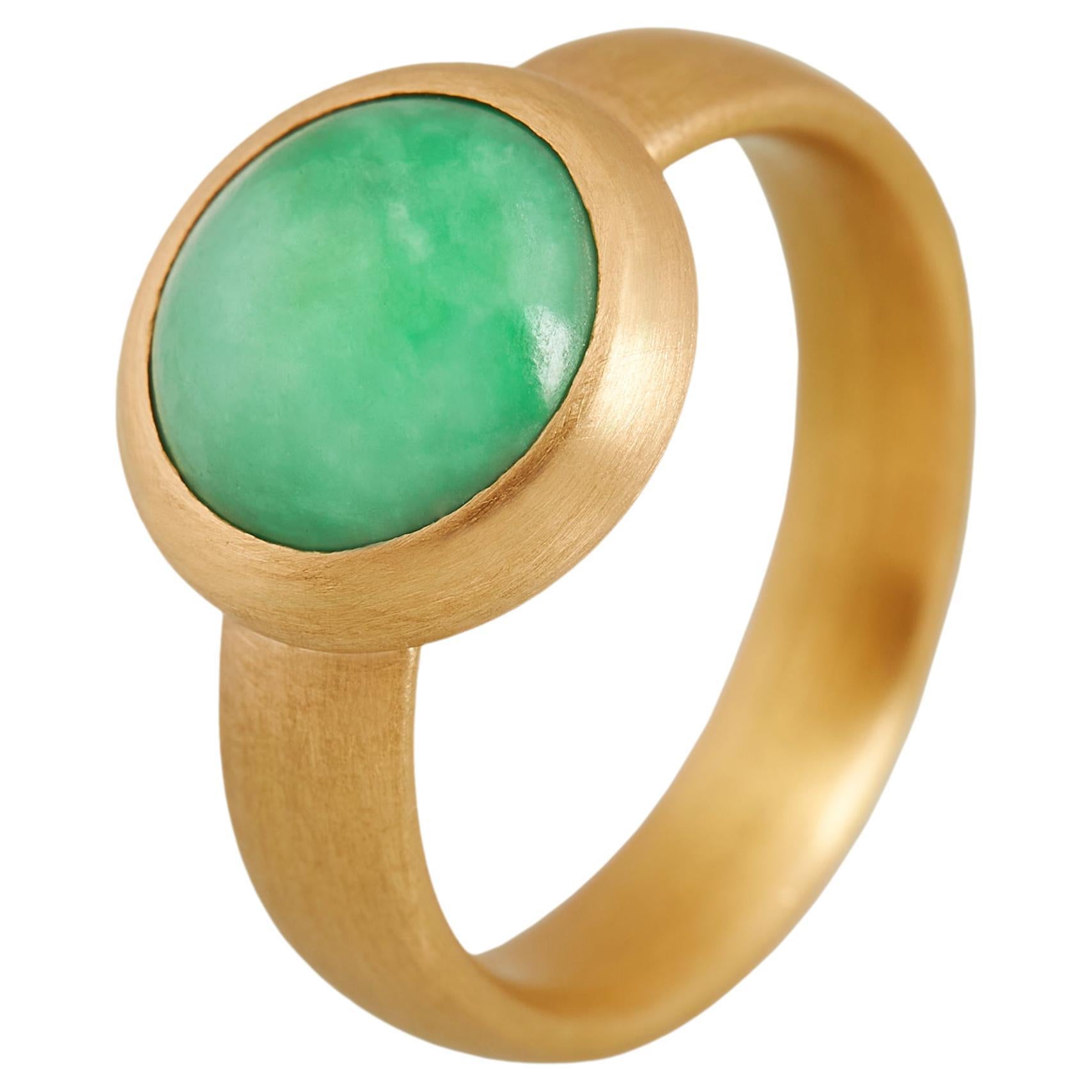 Runder Jade-Ring, 22 Karat Gold im Angebot