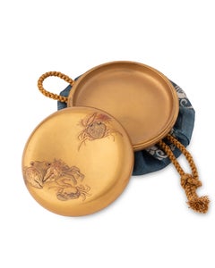 Circular Kobako in Golden Lacquer decorated of crabs