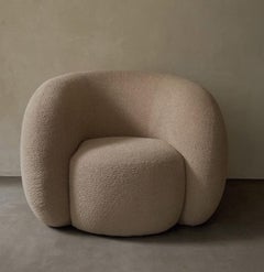 Sedia da salotto circolare dal design mimimalista, con struttura in fibra di vetro e tessuto, di Fabrice