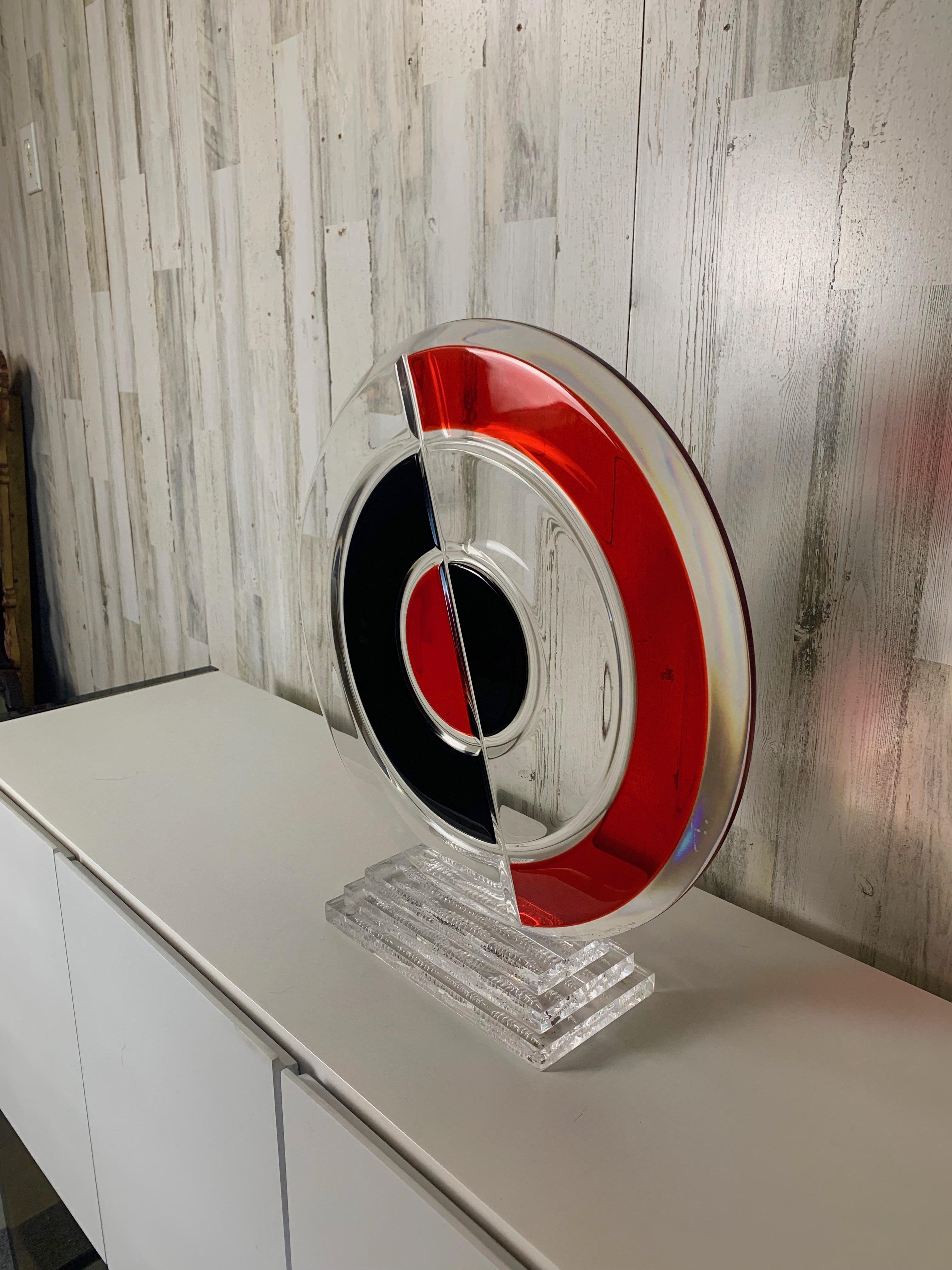 Acrilico Scultura circolare in lucite di Shlomi Haziza in vendita