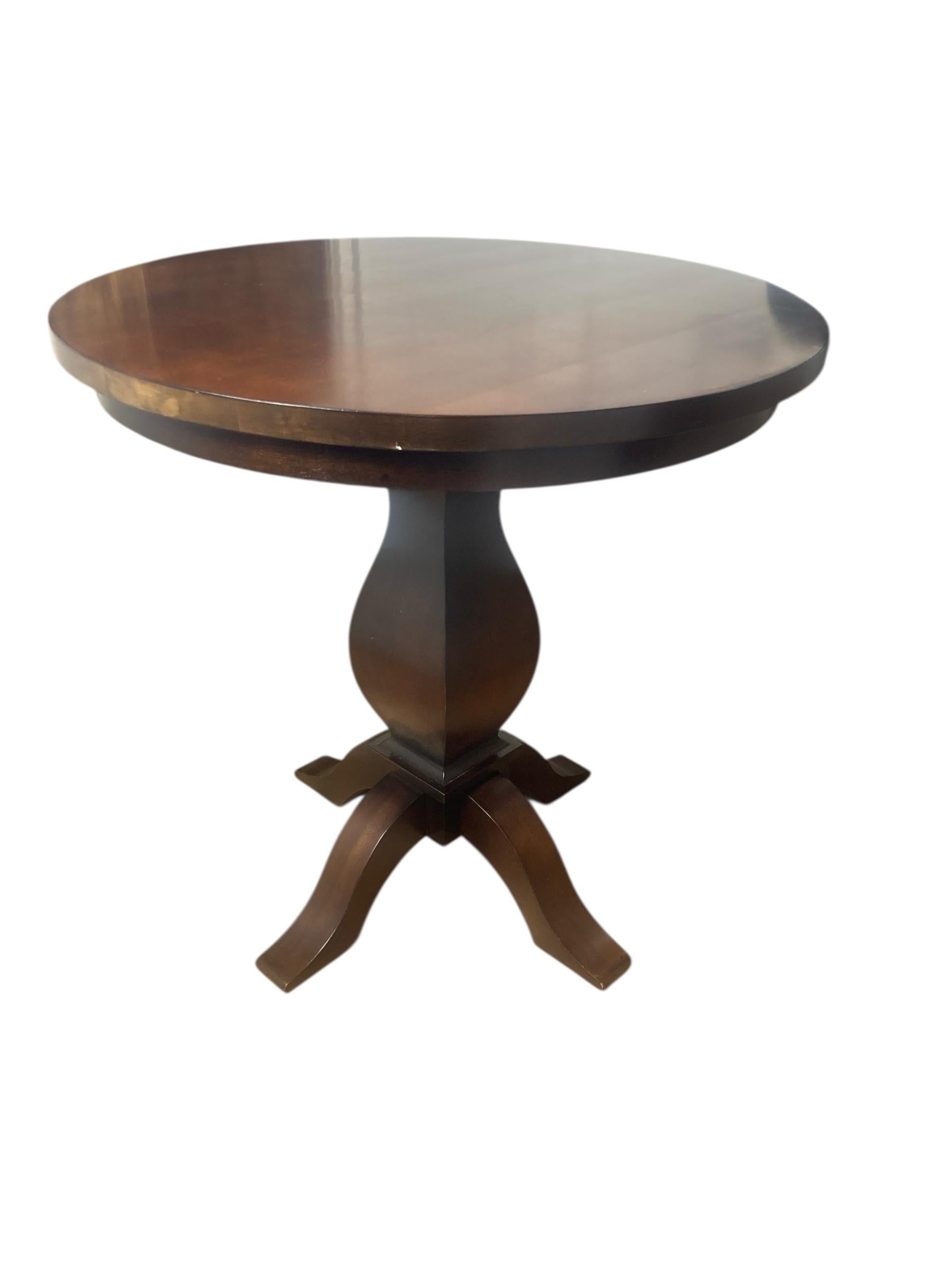 Tavolo circolare a piedistallo in mogano con centro a balaustro con piano spesso 7 cm su quattro gambe rialzate. Trasforma il tuo spazio con questo sofisticato tavolo rotondo che si integra perfettamente con qualsiasi arredamento. Tutti realizzati