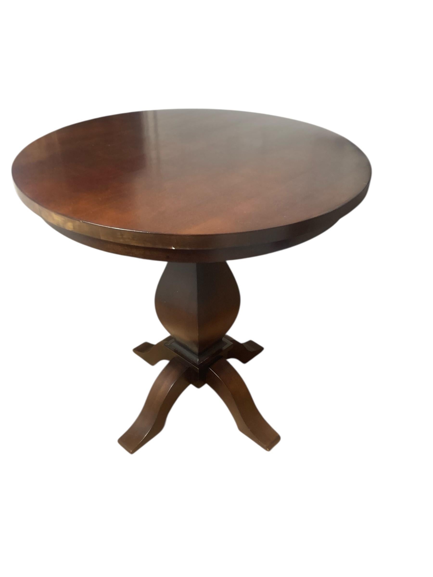 Vittoriano Tavolo circolare con piedistallo in mogano e supporto centrale a balaustro in vendita