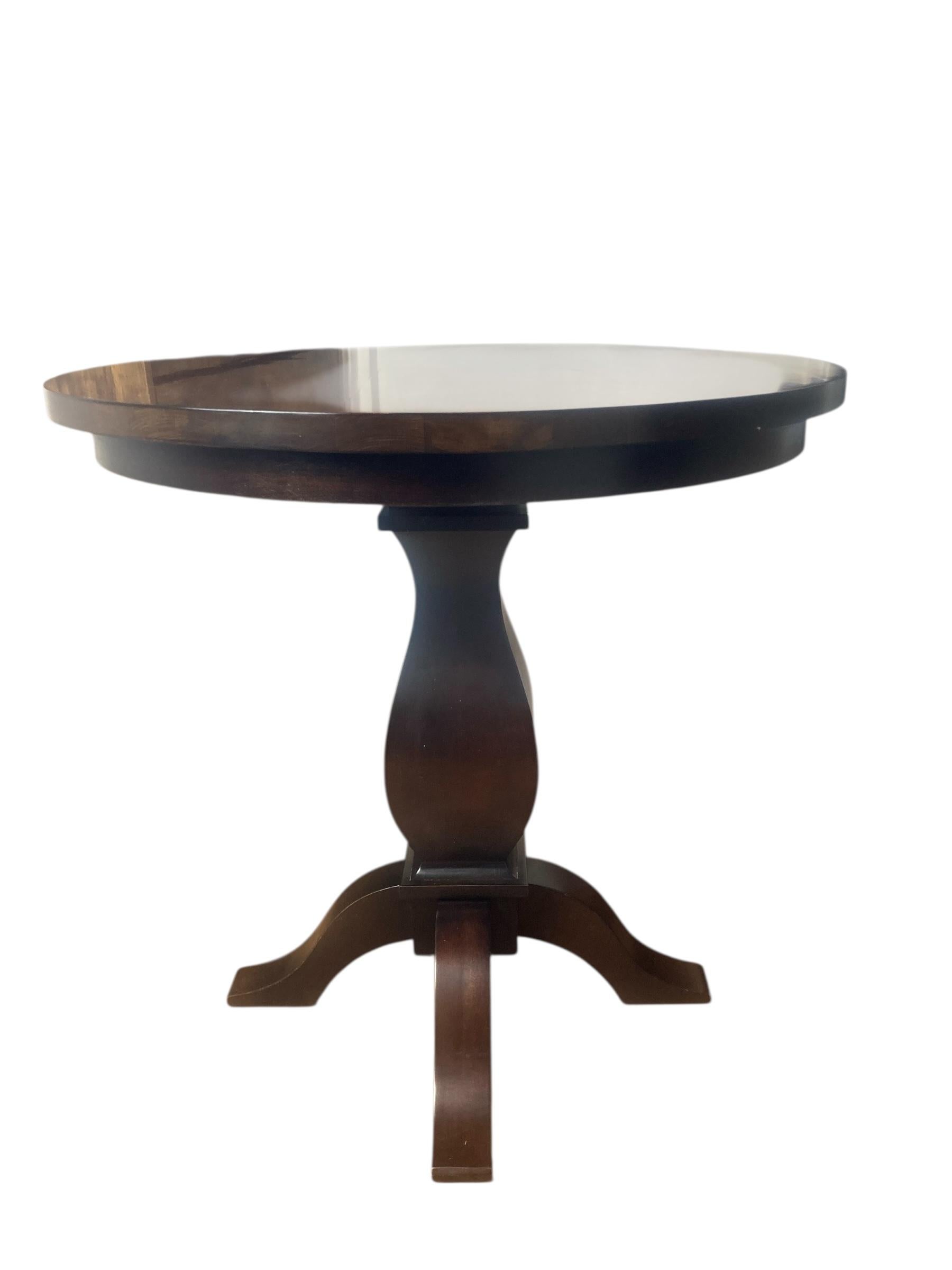 Tornito Tavolo circolare con piedistallo in mogano e supporto centrale a balaustro in vendita