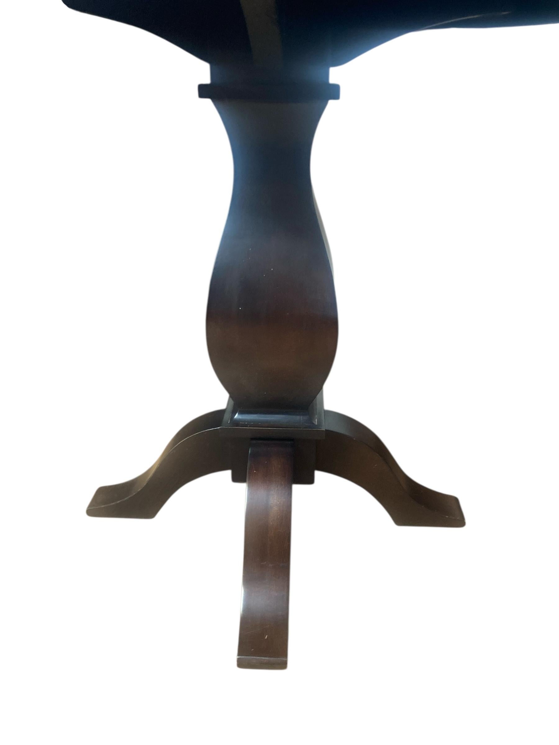 Tavolo circolare con piedistallo in mogano e supporto centrale a balaustro In condizioni buone in vendita a Bishop's Stortford, GB