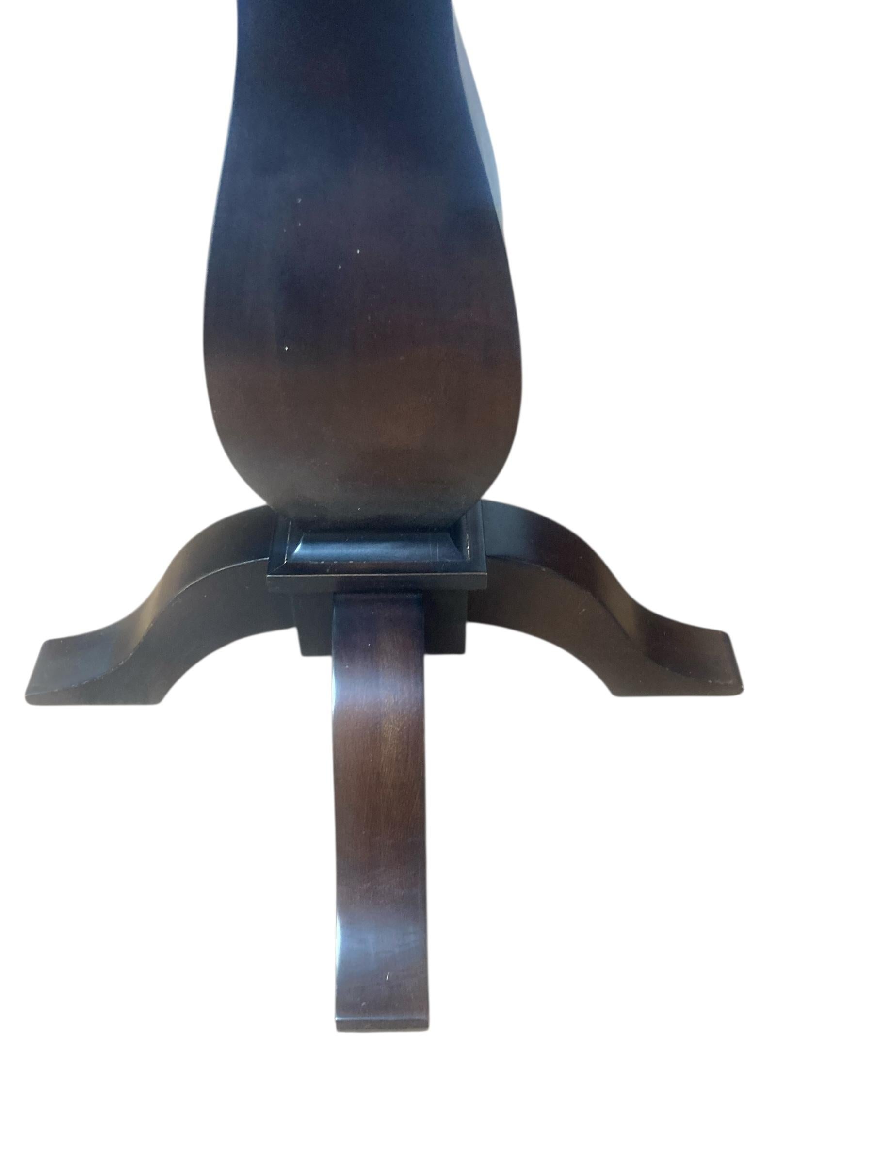 Fine XX secolo Tavolo circolare con piedistallo in mogano e supporto centrale a balaustro in vendita