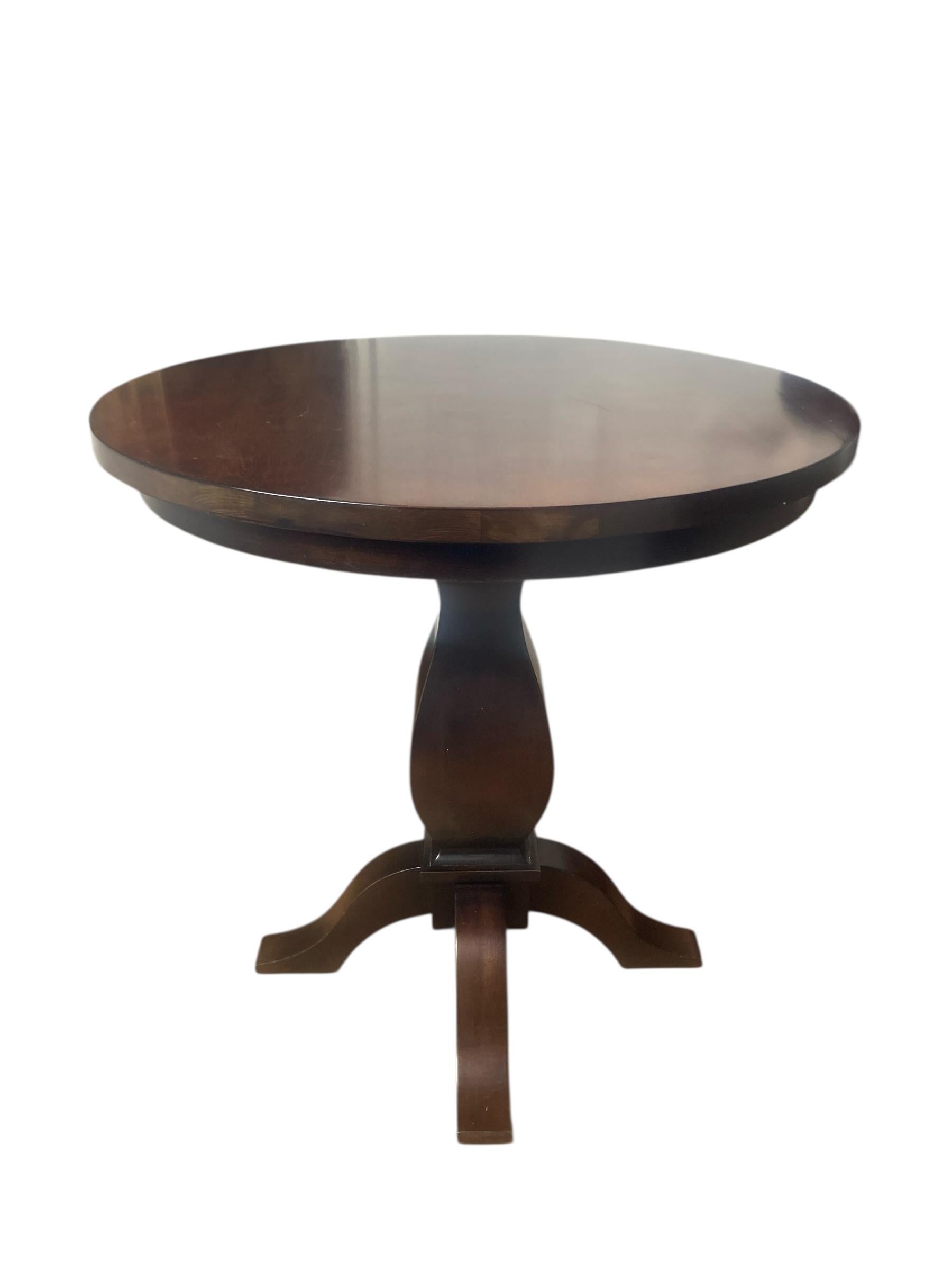 Mogano Tavolo circolare con piedistallo in mogano e supporto centrale a balaustro in vendita