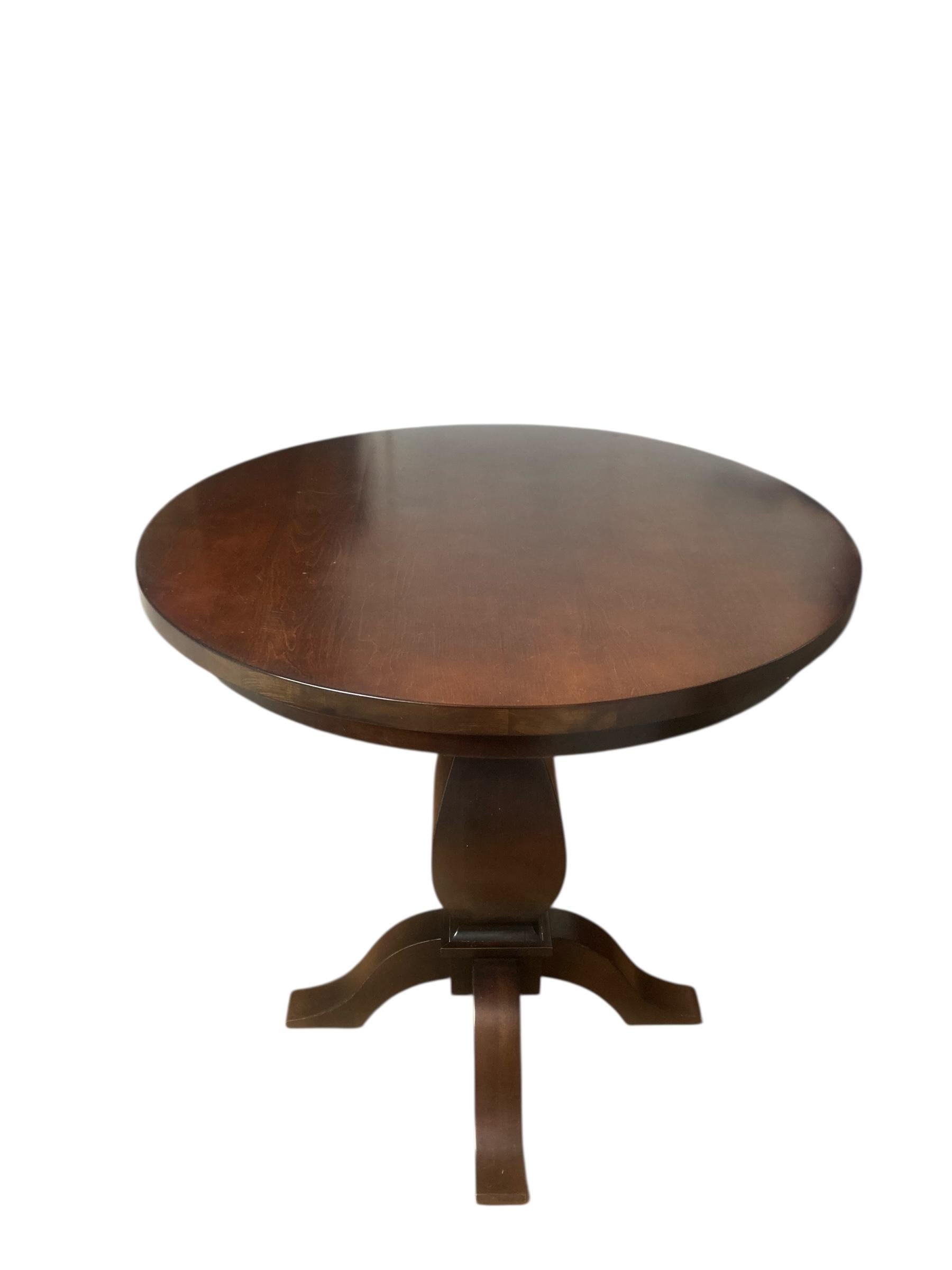 Tavolo circolare con piedistallo in mogano e supporto centrale a balaustro in vendita 1