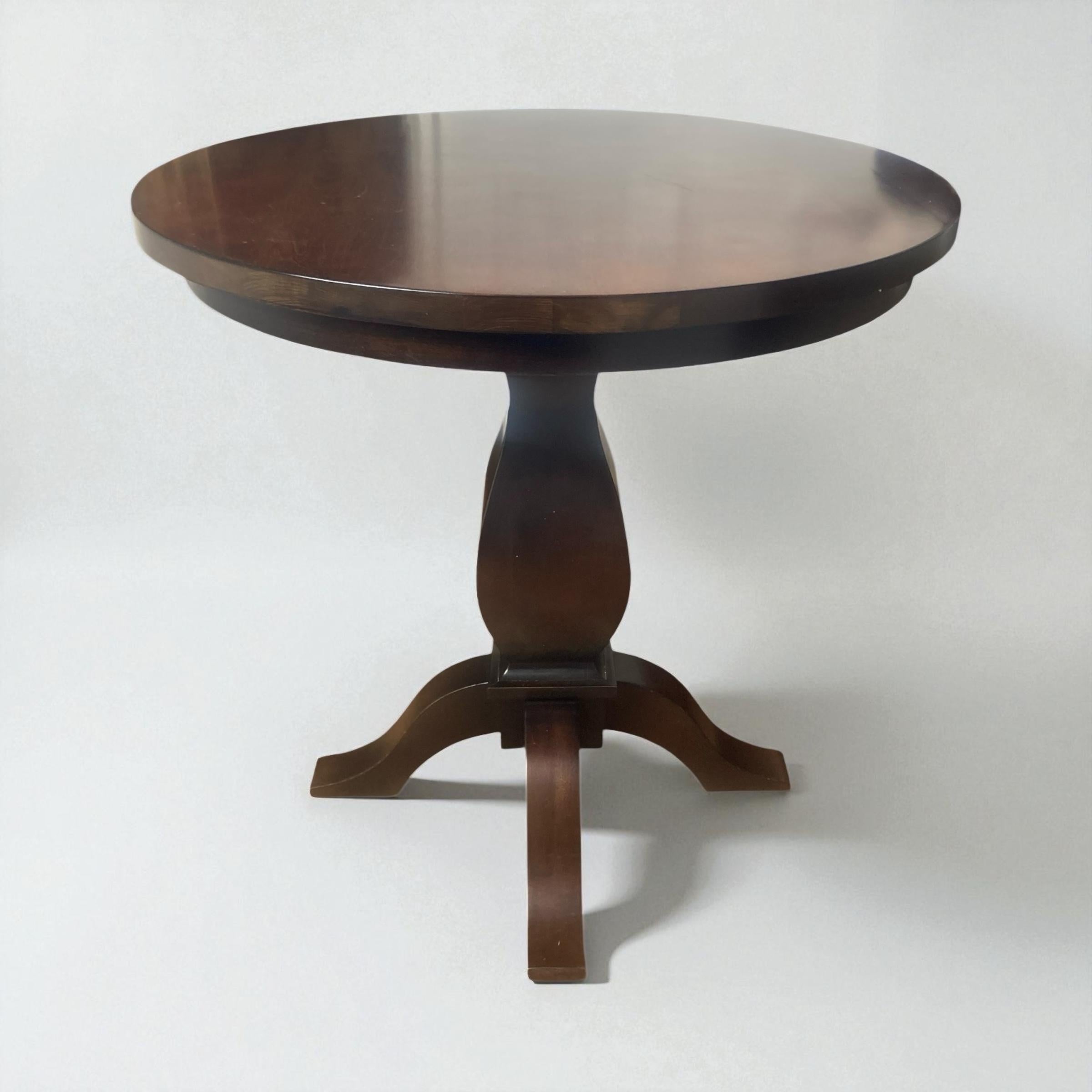 Tavolo circolare con piedistallo in mogano e supporto centrale a balaustro in vendita 2