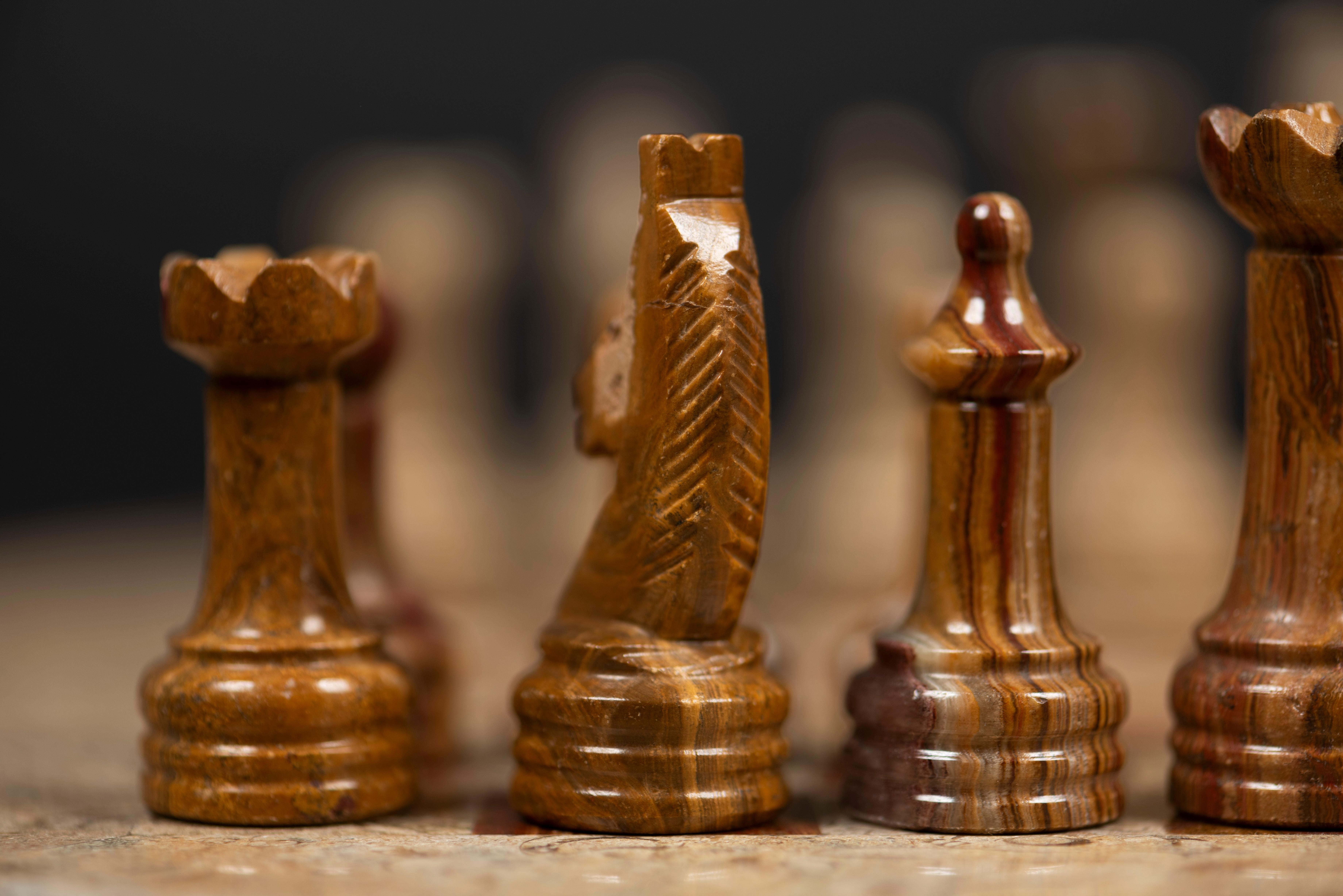 Set di scacchi circolari in marmo: Una melodia di beige e marrone terracotta in vendita 2