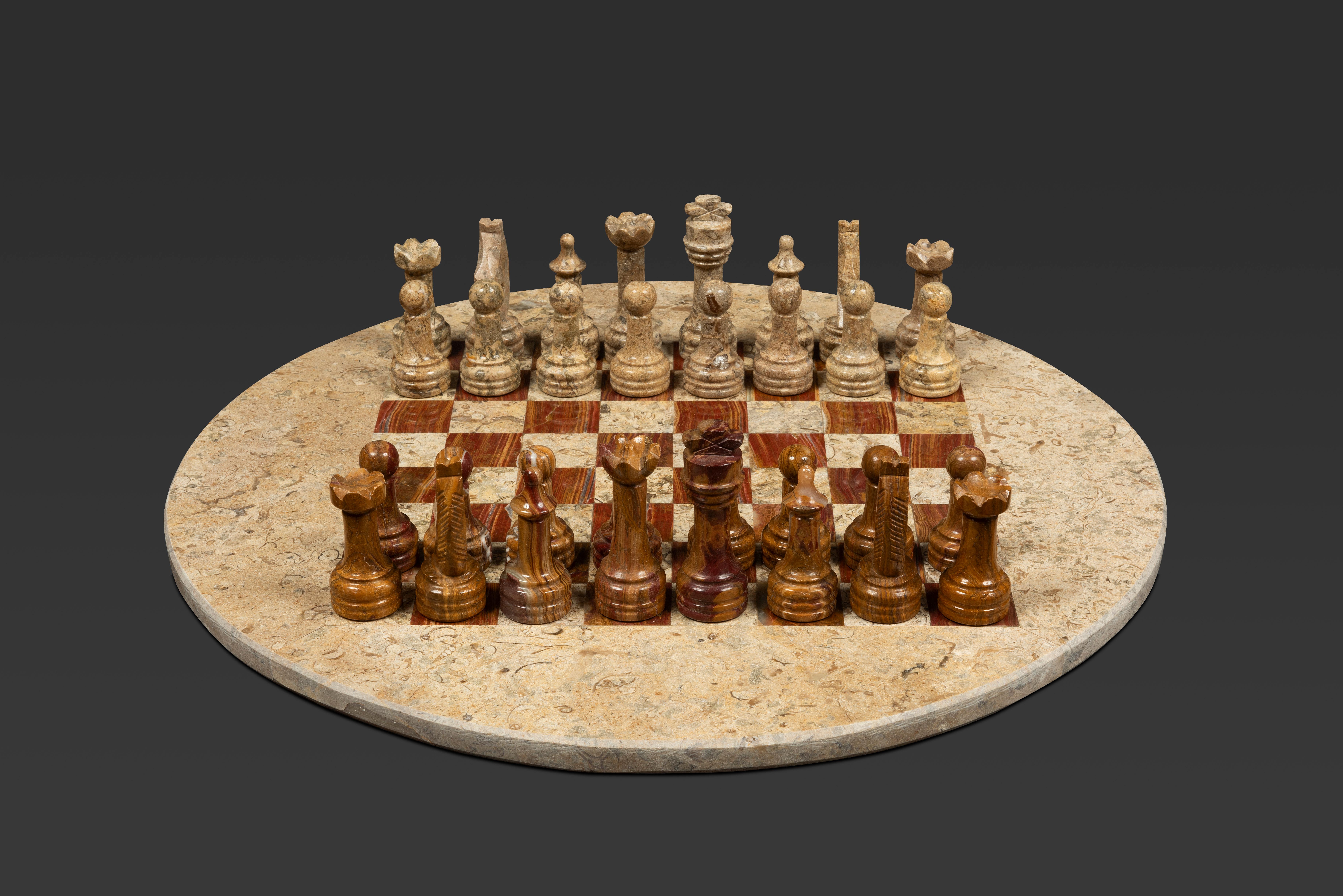 Set di scacchi circolari in marmo: Una melodia di beige e marrone terracotta.

Scopri questo magnifico set di scacchi, una vera e propria opera d'arte progettata per deliziare sia i collezionisti più esigenti che i giocatori più appassionati. Questo