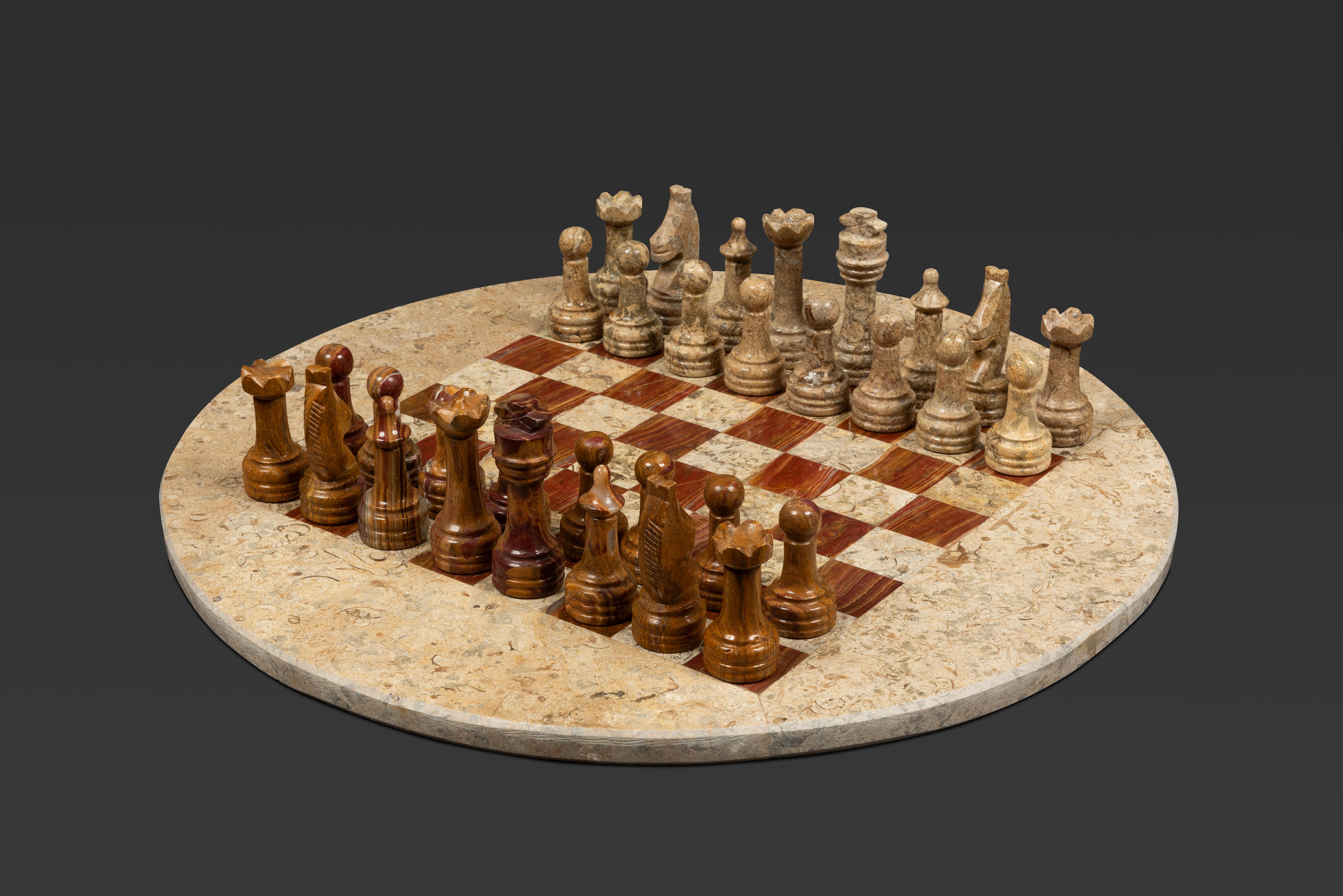 Mid-Century moderno Set di scacchi circolari in marmo: Una melodia di beige e marrone terracotta in vendita