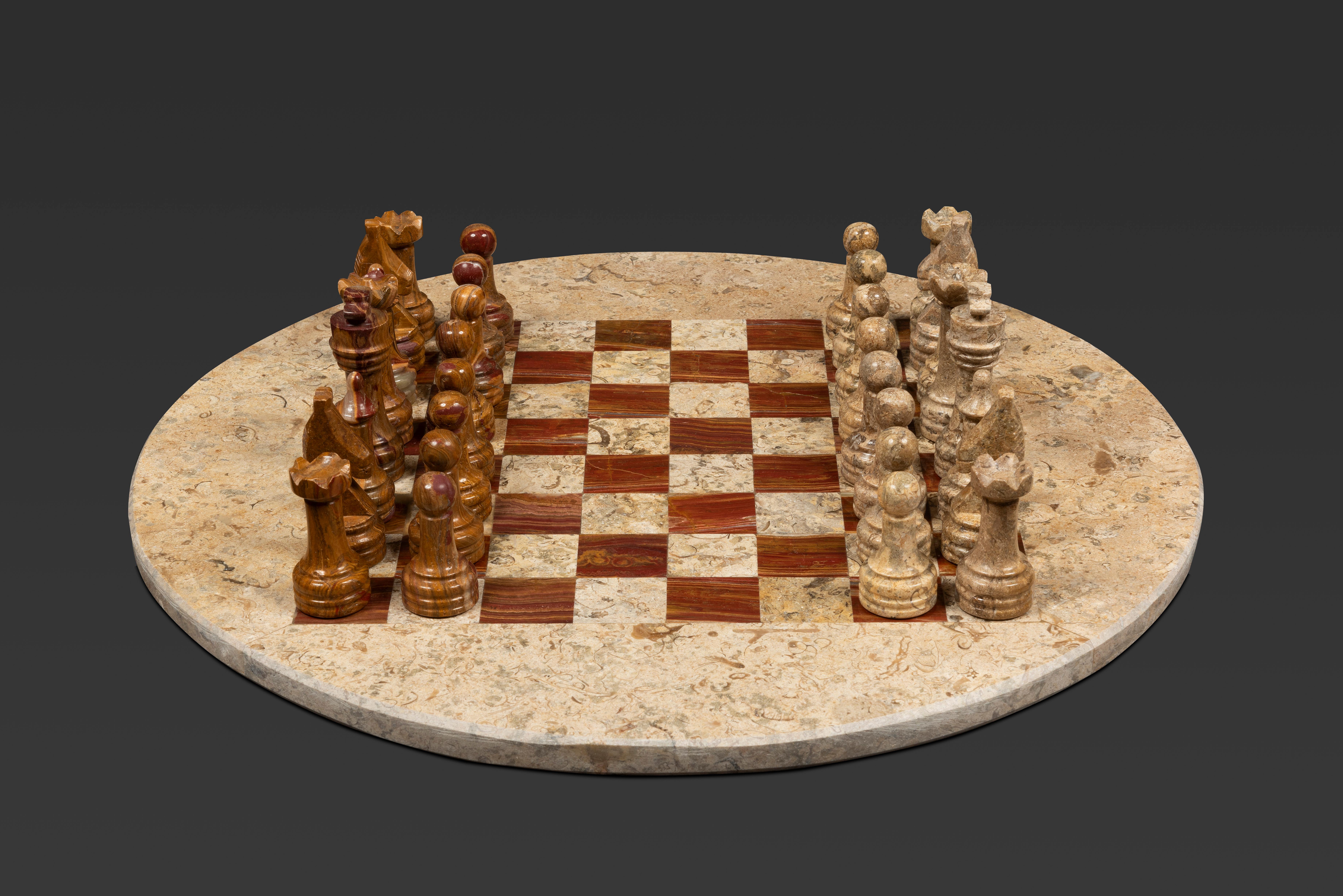 Pakistano Set di scacchi circolari in marmo: Una melodia di beige e marrone terracotta in vendita