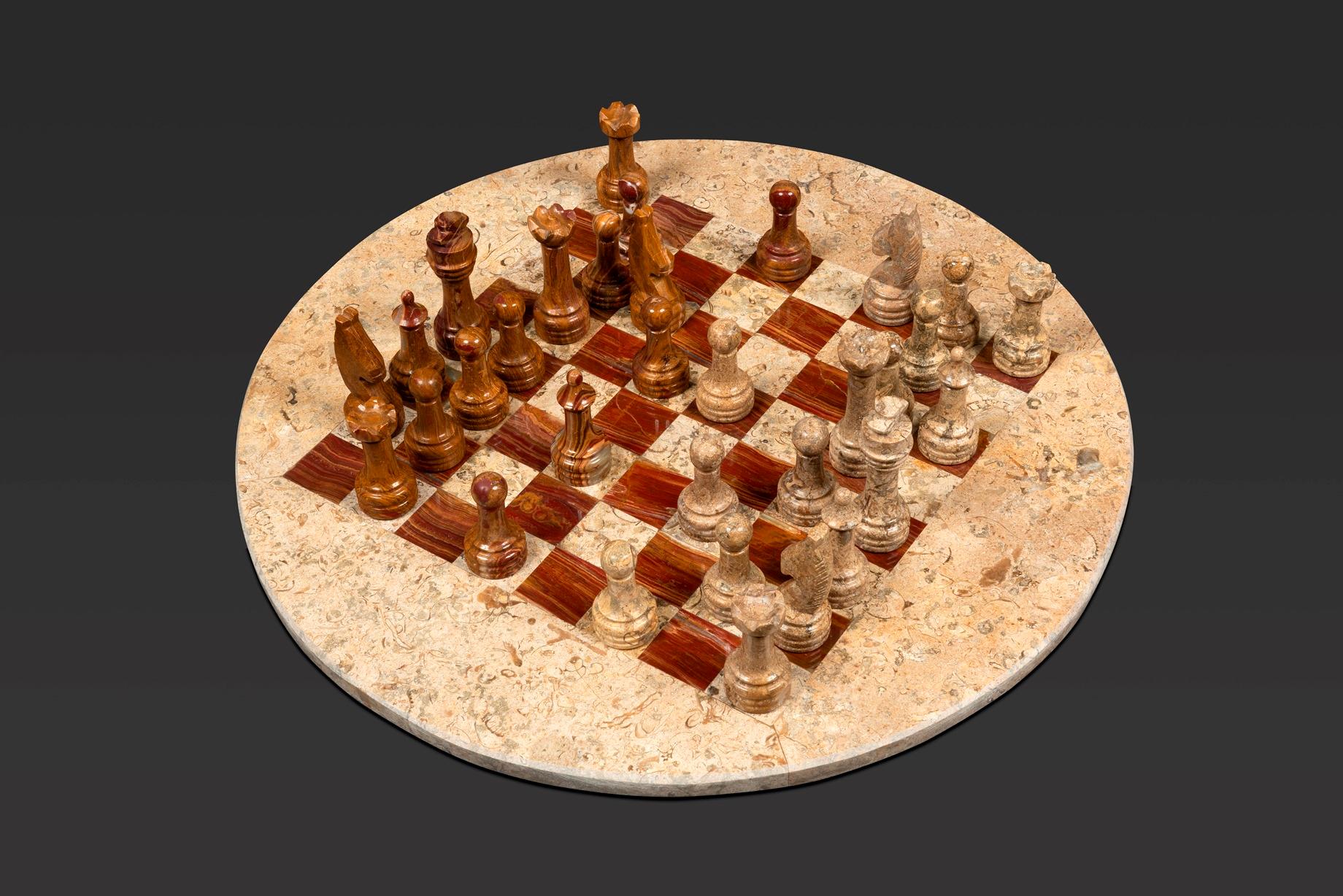 Intagliato Set di scacchi circolari in marmo: Una melodia di beige e marrone terracotta in vendita