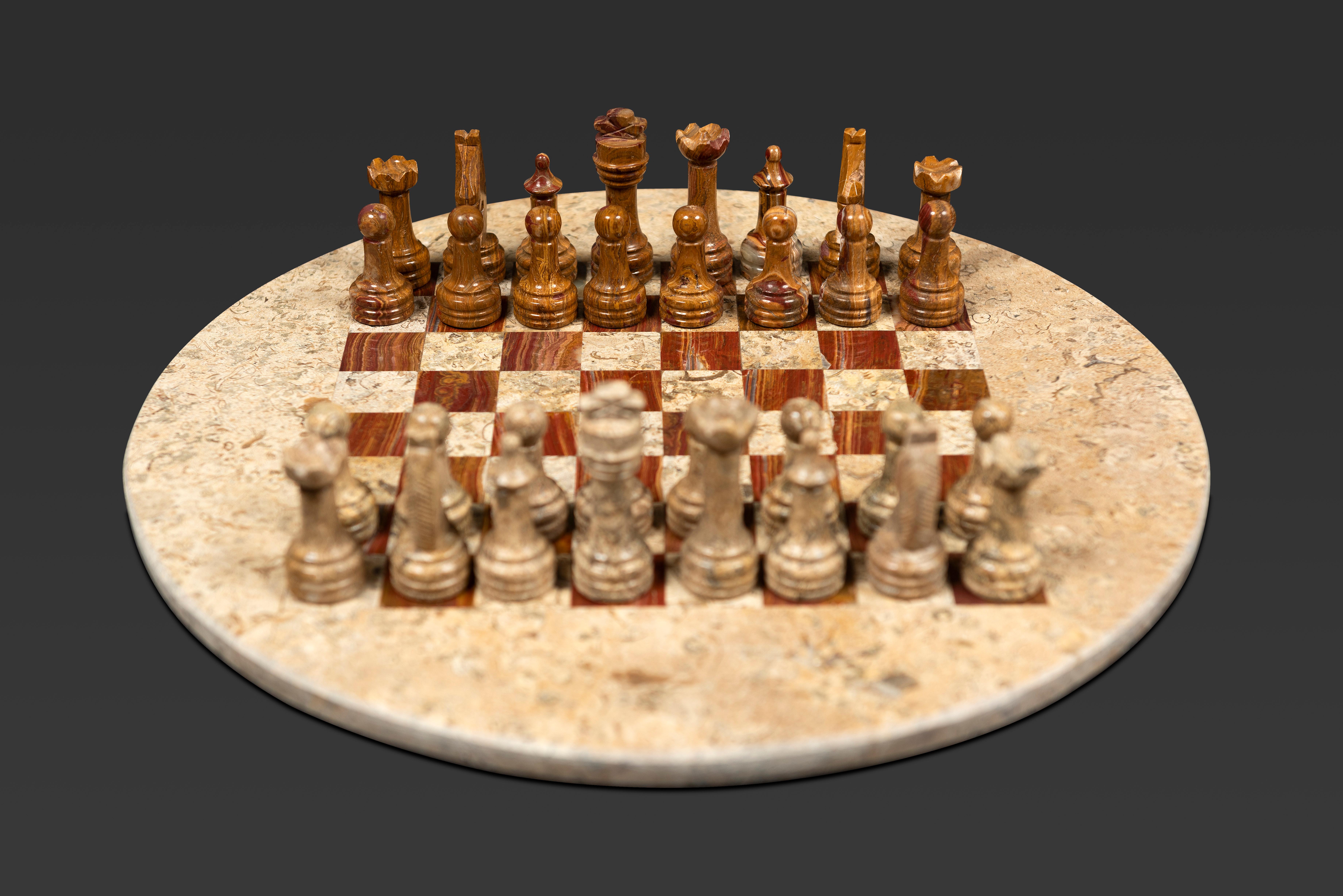 Set di scacchi circolari in marmo: Una melodia di beige e marrone terracotta In condizioni buone in vendita a Ixelles, BE