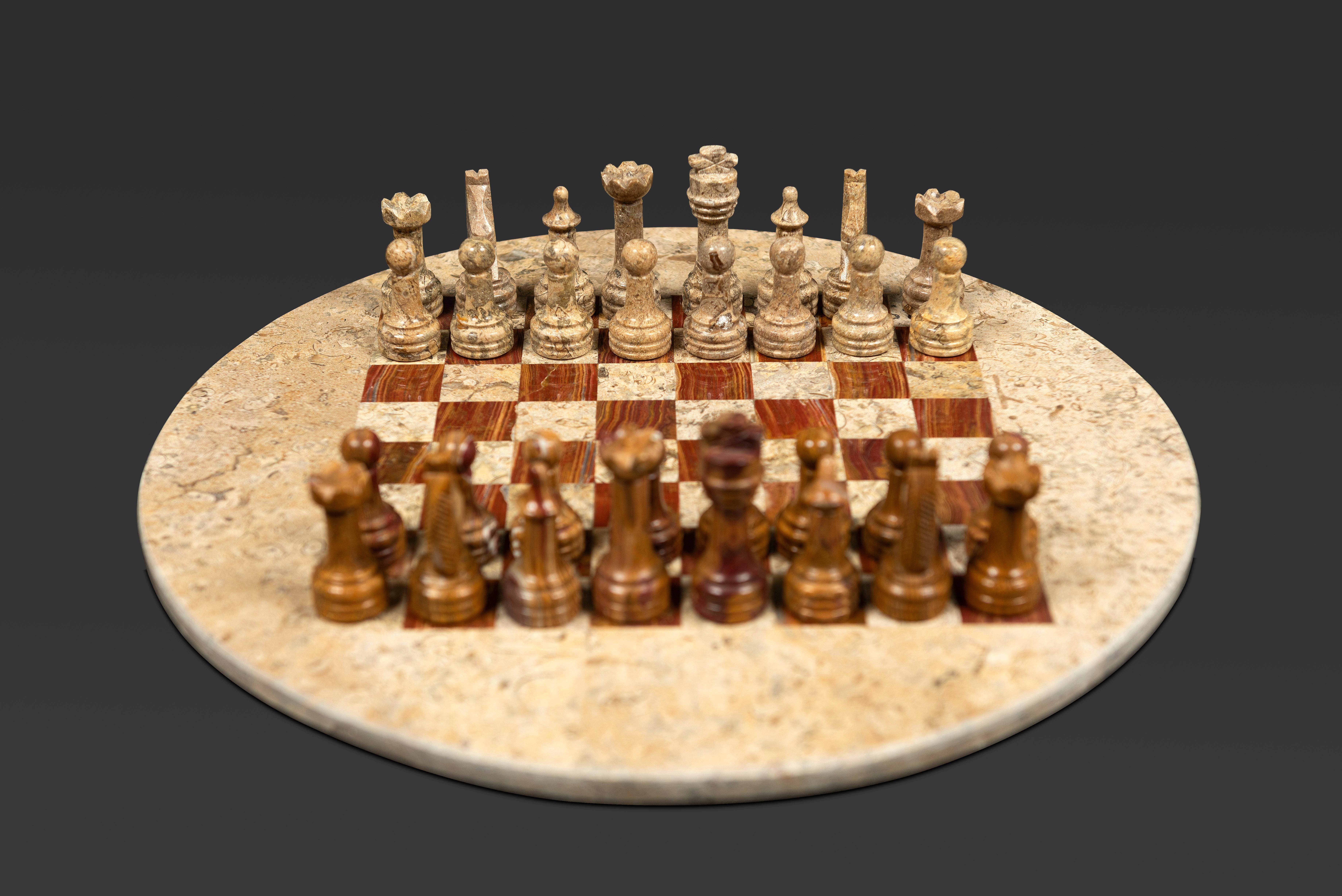 XX secolo Set di scacchi circolari in marmo: Una melodia di beige e marrone terracotta in vendita