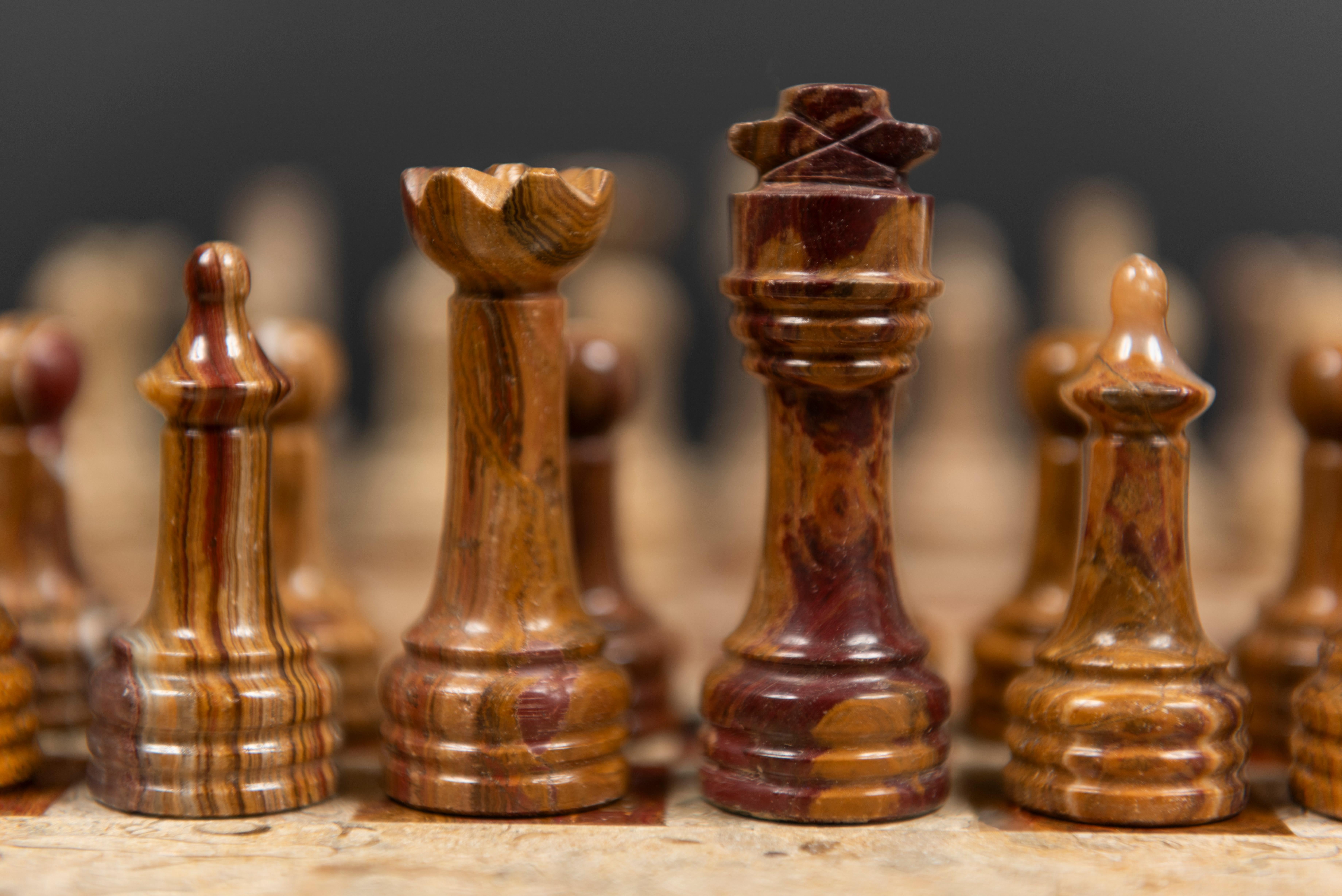 Marmo Set di scacchi circolari in marmo: Una melodia di beige e marrone terracotta in vendita