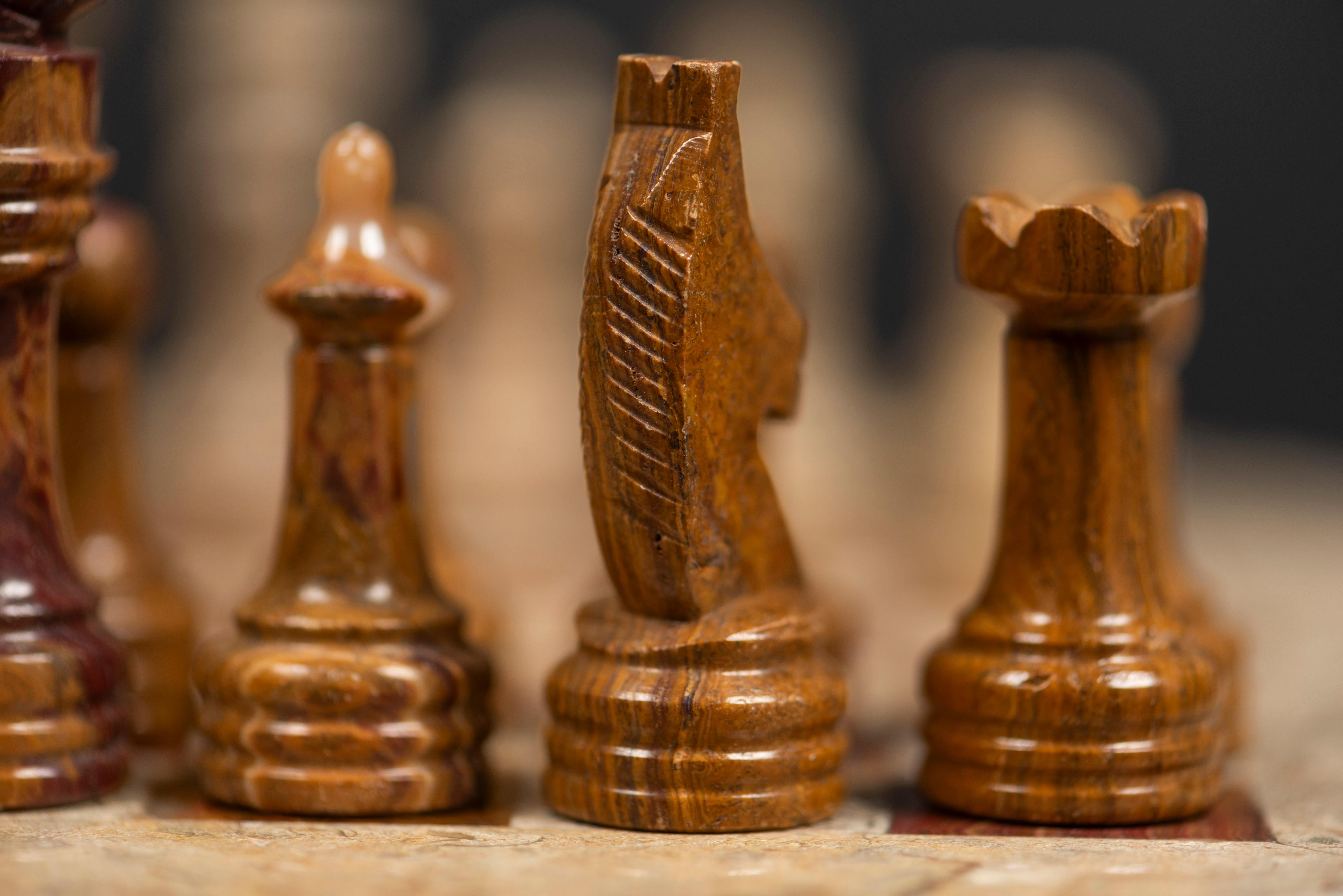 Set di scacchi circolari in marmo: Una melodia di beige e marrone terracotta in vendita 1