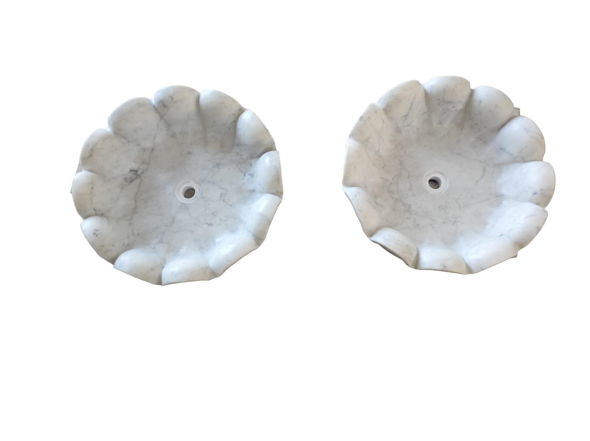 Vasque circulaire en marbre Stone
Arc en volute sculpté à la main en marbre de Carrare d'un seul tenant
18