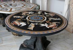Tavolo circolare in marmo intarsiato con pietre dure raffiguranti scene greche