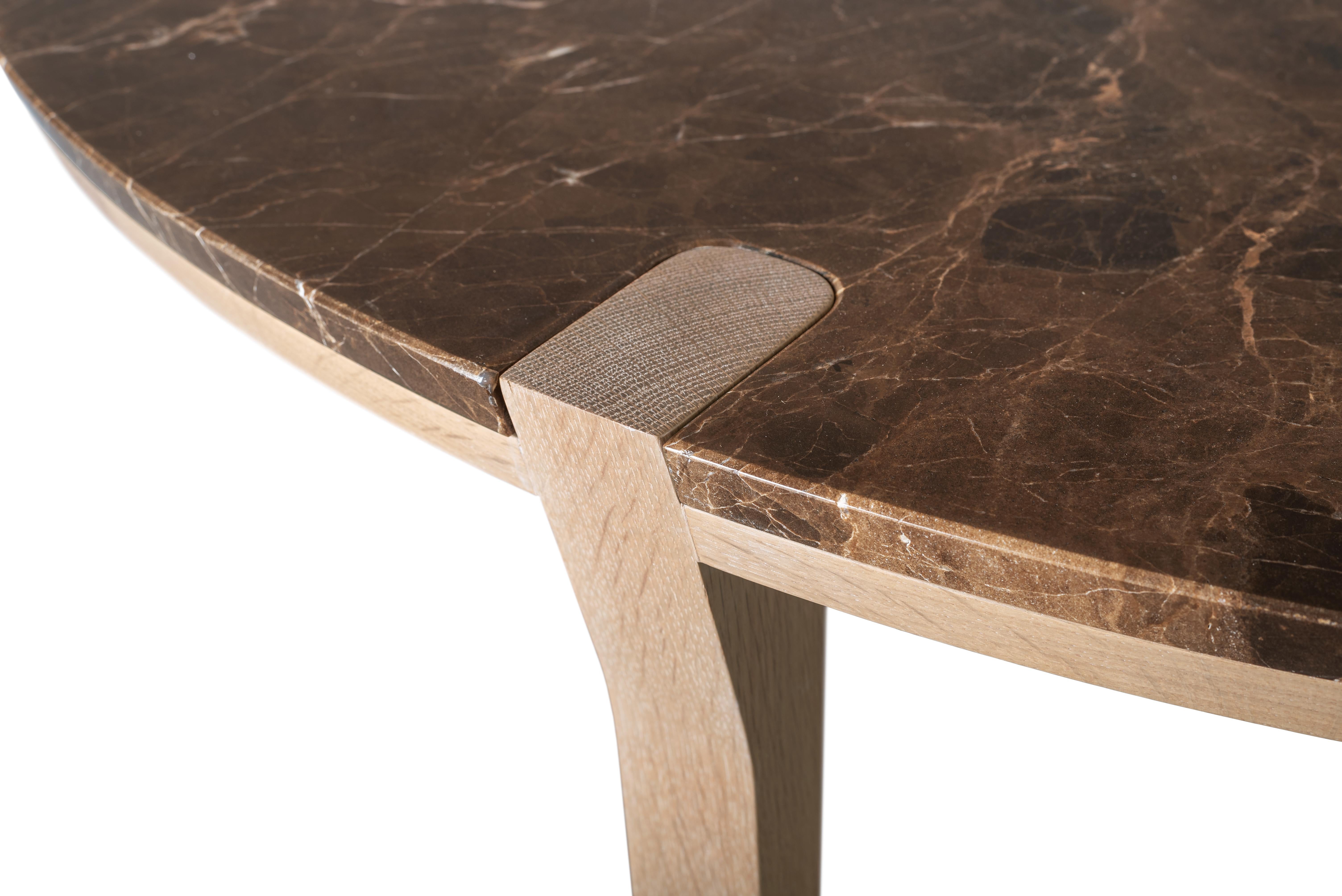Beautifull center corner table, was designed to disrupt the Classic position of the legs of most of the tables, putting it on a particular position that assures the stability and leaves the corners free.
Marble top and a choice between oak or