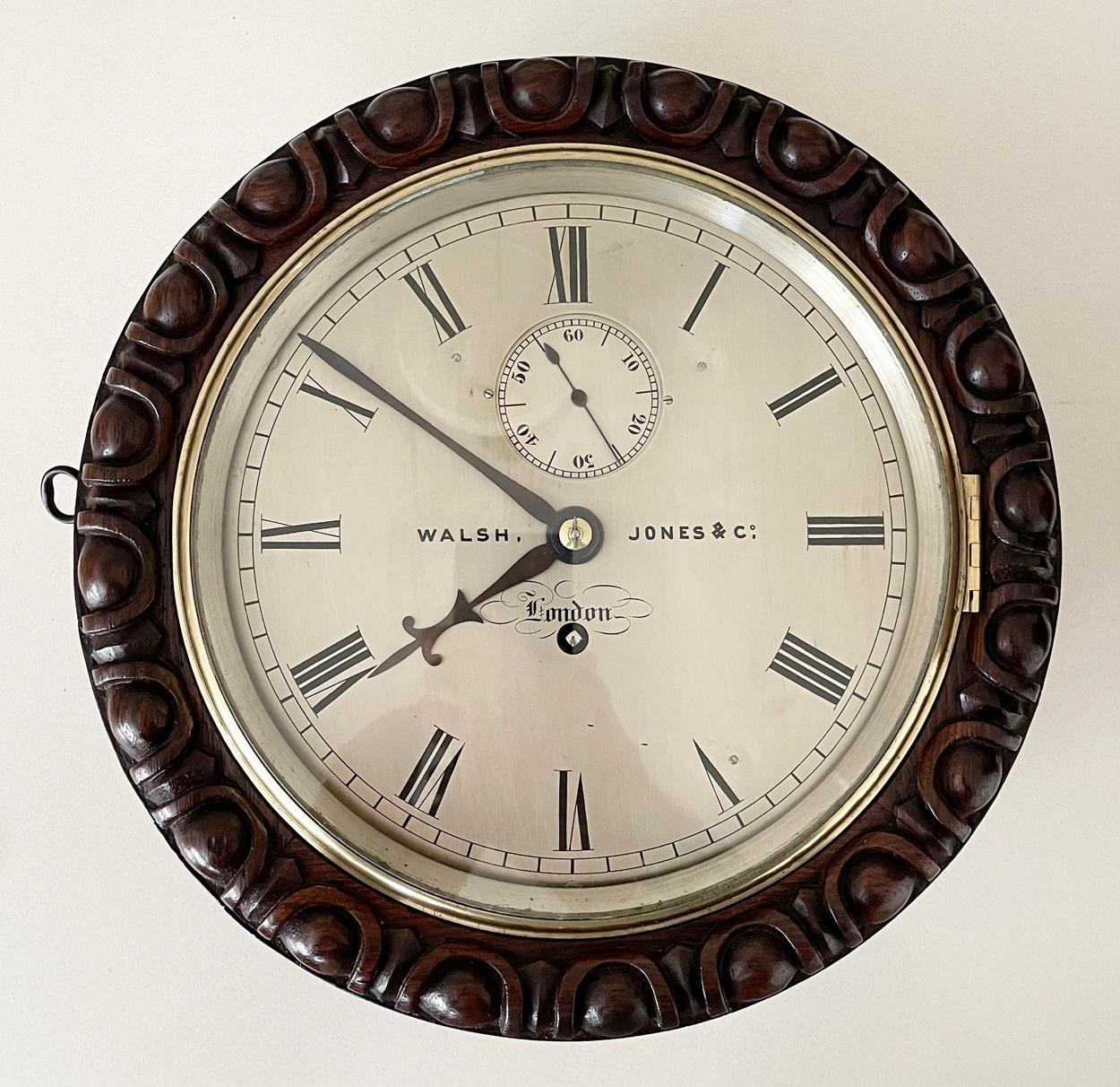 Rare horloge murale circulaire en chêne Marin du milieu du 19e siècle, de proportions réduites. Le cadran en laiton avec anneau de chapitre en chiffres romains est marqué 