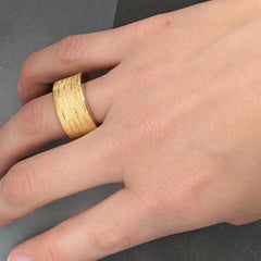 Bague « Circular Mass » en or jaune 18 carats, par Lucía Rovira