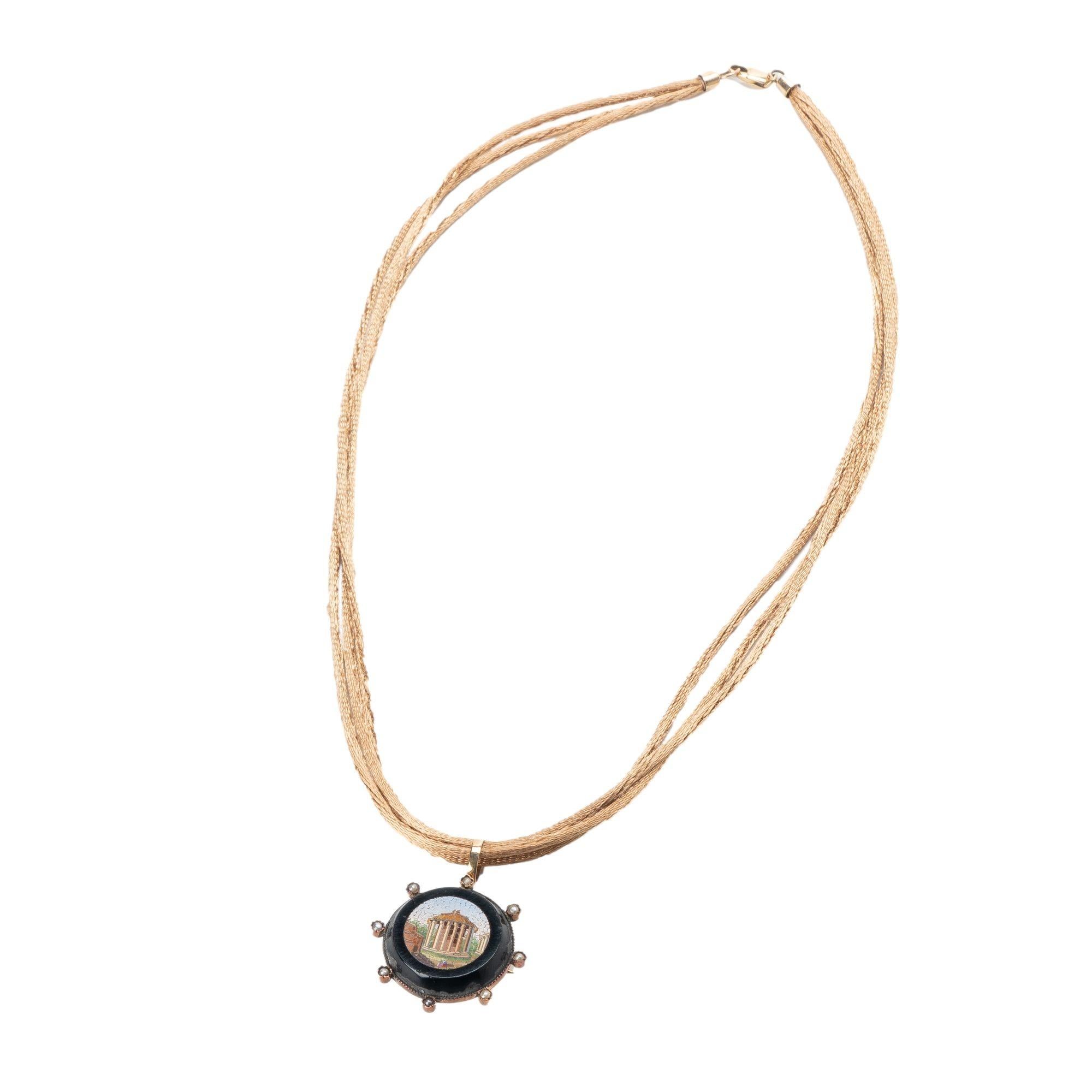 Collana circolare con pendente a micro mosaico del Tempio di Vesta, 1830-40 In condizioni ottime in vendita a Kenilworth, US