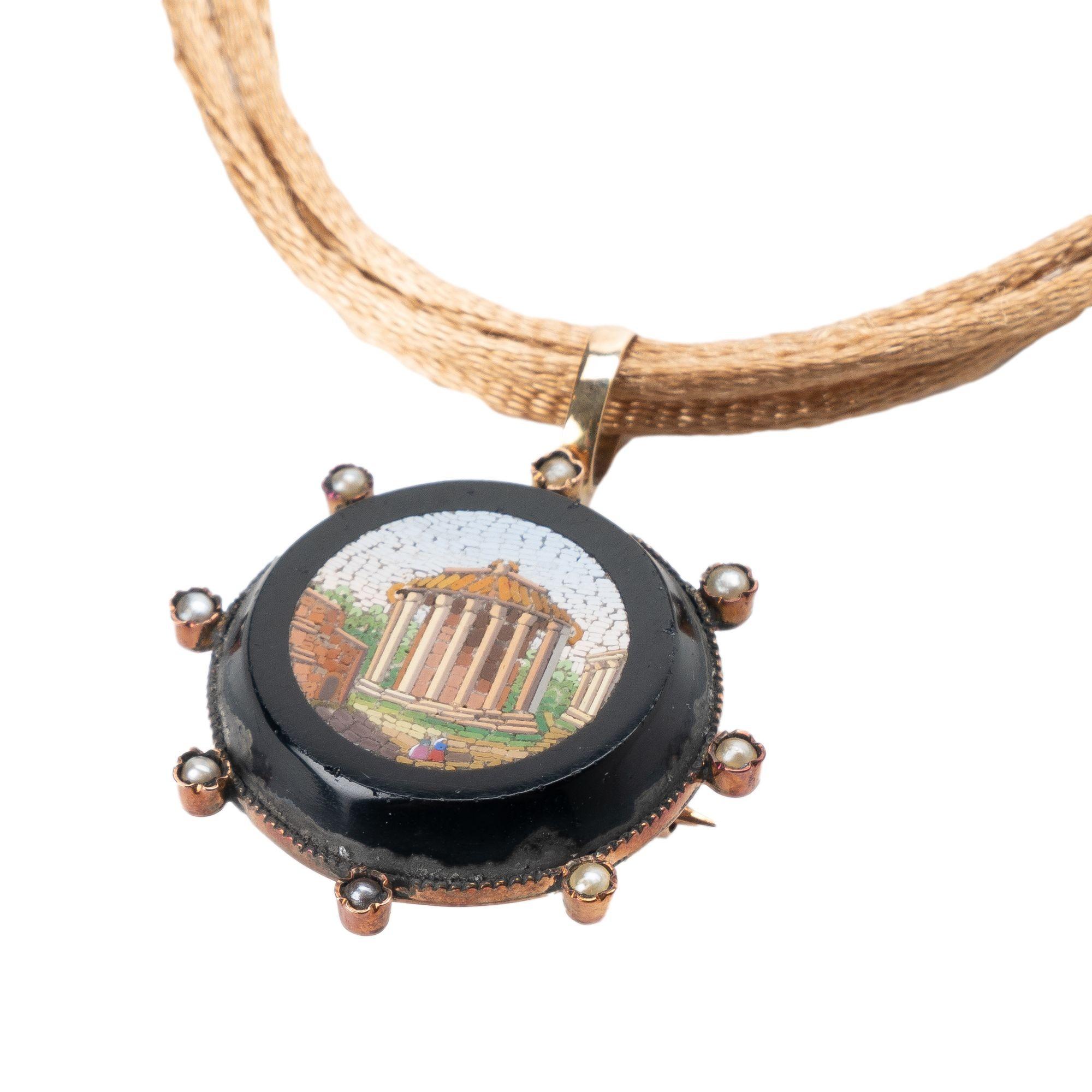 Donna Collana circolare con pendente a micro mosaico del Tempio di Vesta, 1830-40 in vendita