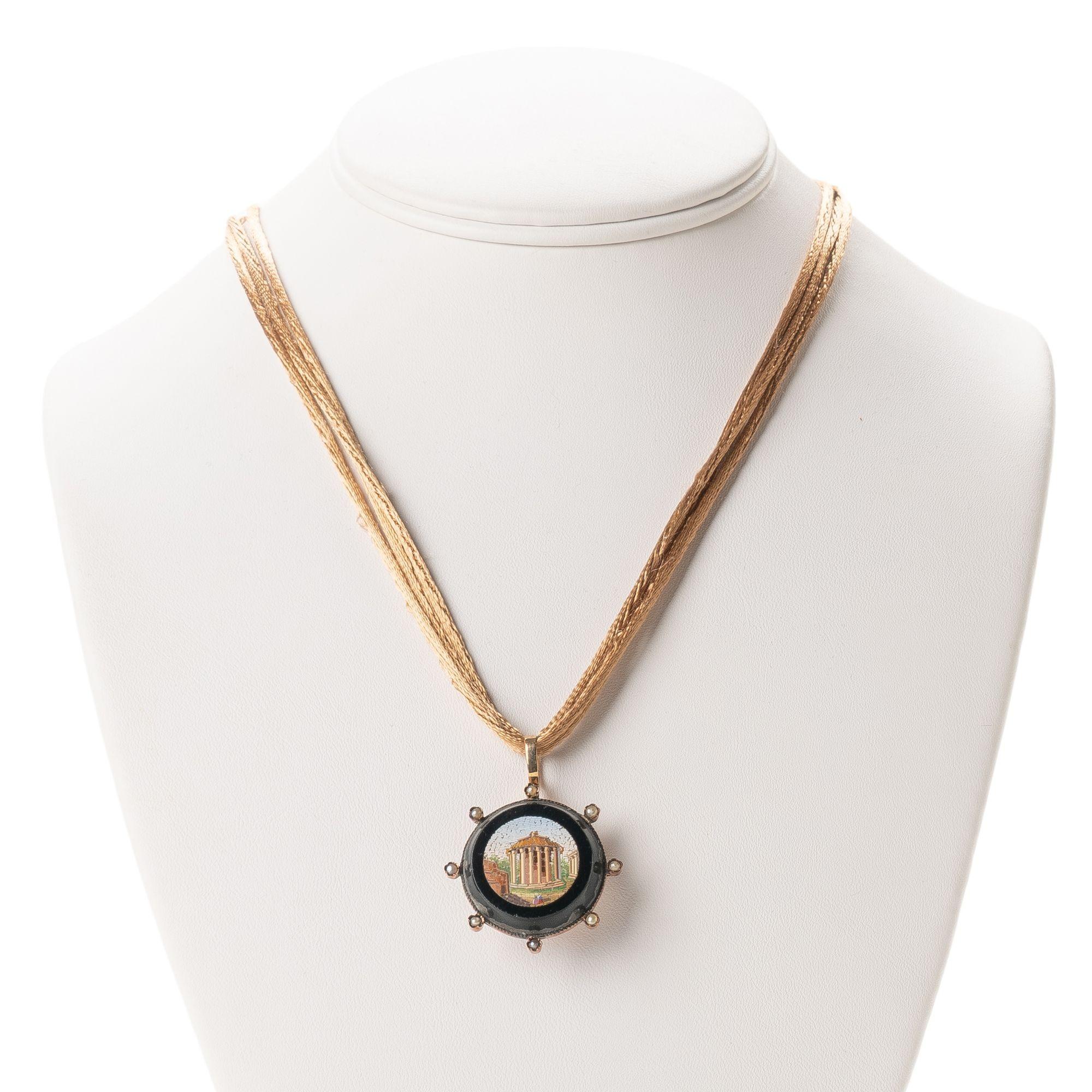 Collana circolare con pendente a micro mosaico del Tempio di Vesta, 1830-40 in vendita 2