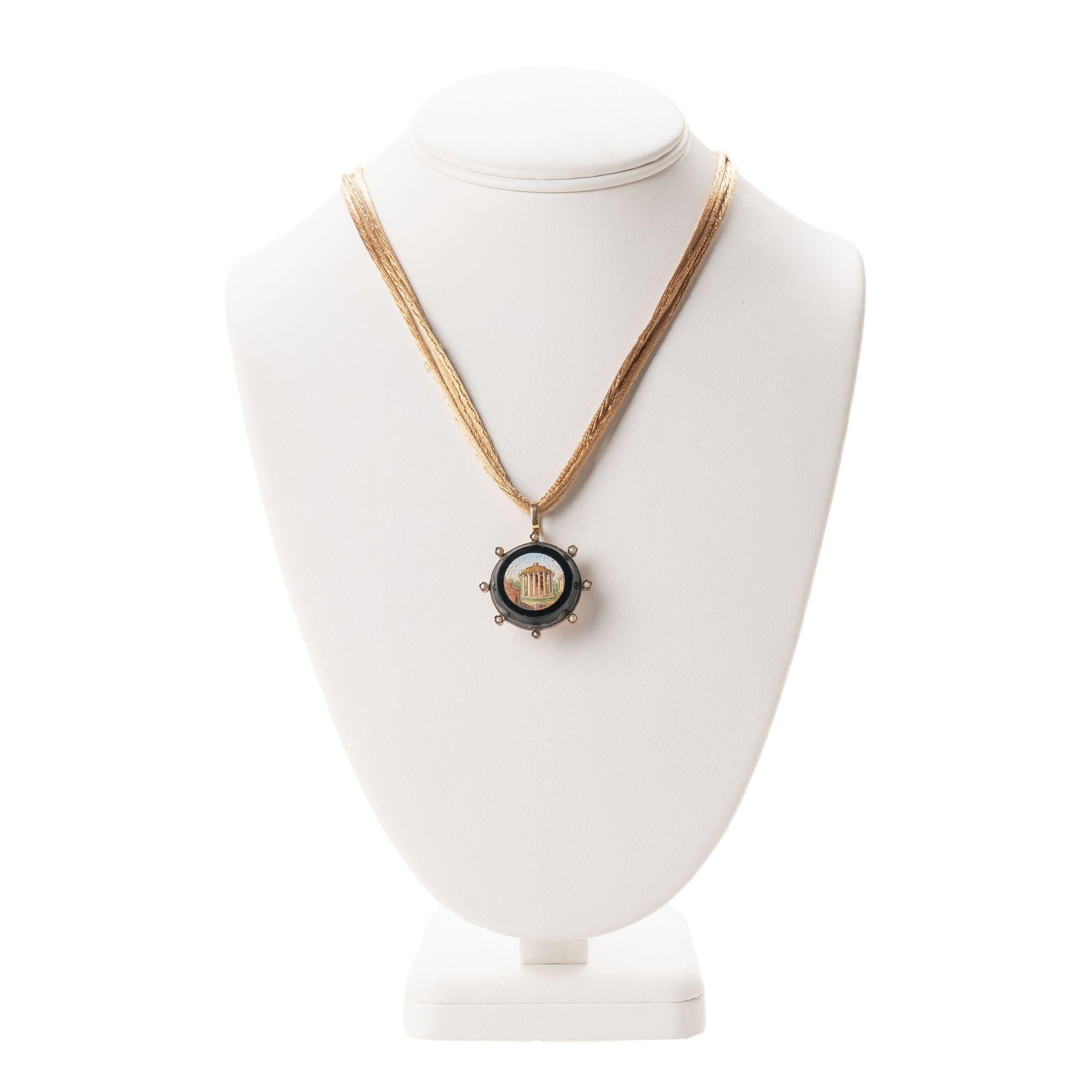 Collana circolare con pendente a micro mosaico del Tempio di Vesta, 1830-40 in vendita 3
