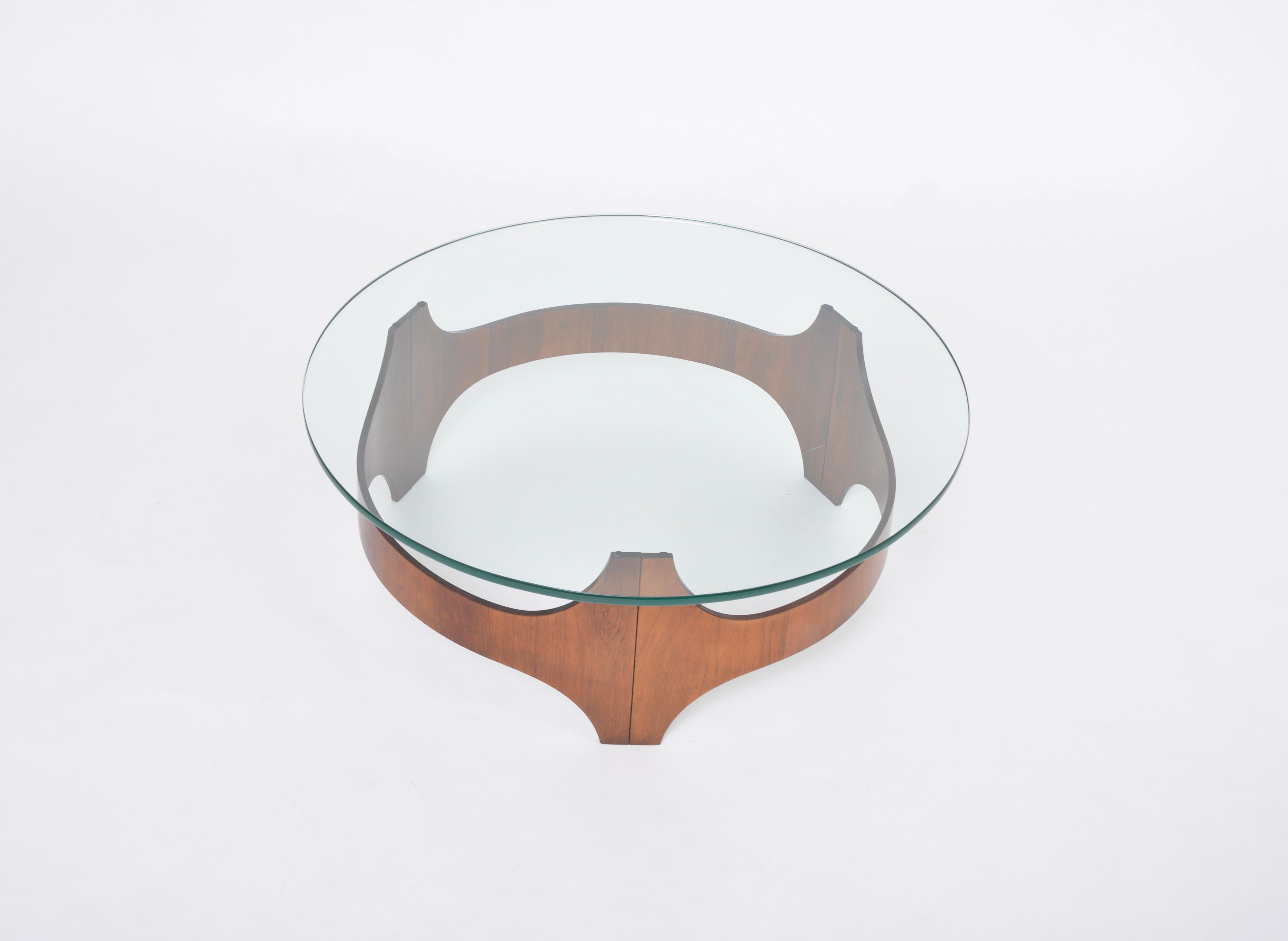Spektakulärer runder Couchtisch mit schönem, organisch geformtem Holzfuß. Die dicke Glasplatte (2 cm) sitzt locker auf dem Sockel. Der Tisch wurde in den Niederlanden hergestellt, wahrscheinlich in den 1960er Jahren. Guter Vintage-Zustand mit