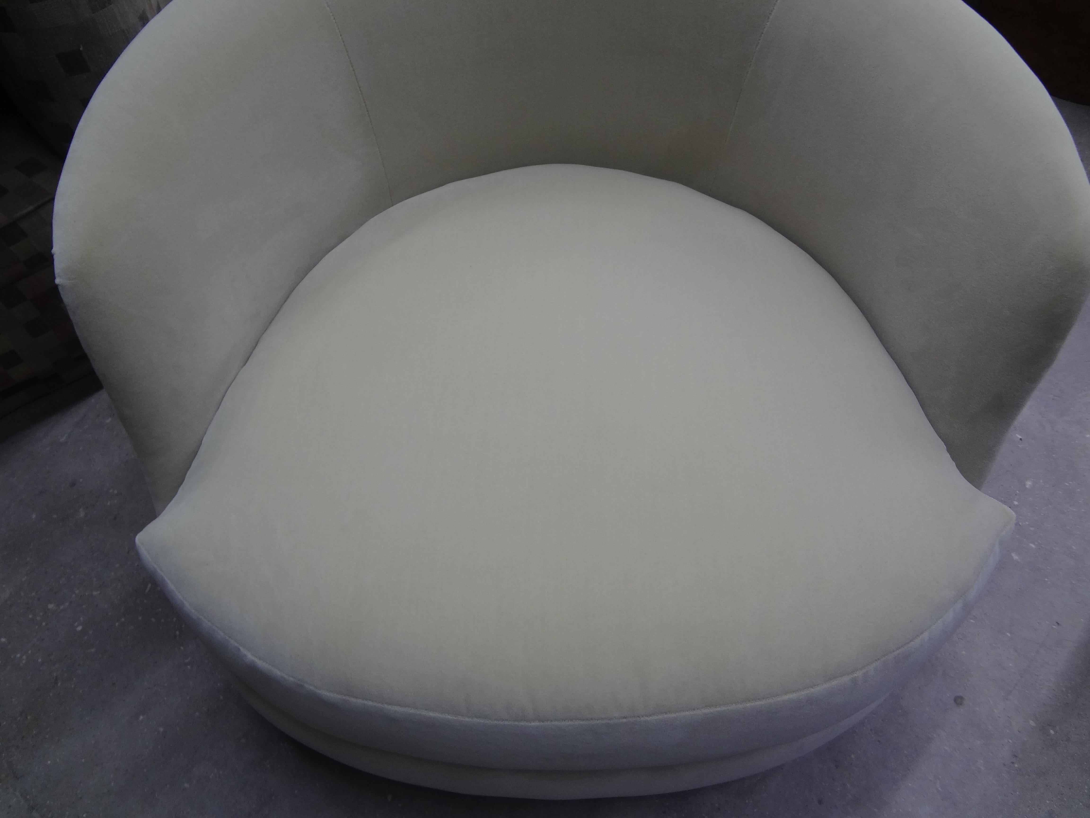Circular Milo Baughman for Thayer Coggin Swivel Lounge Chair For Sale 1