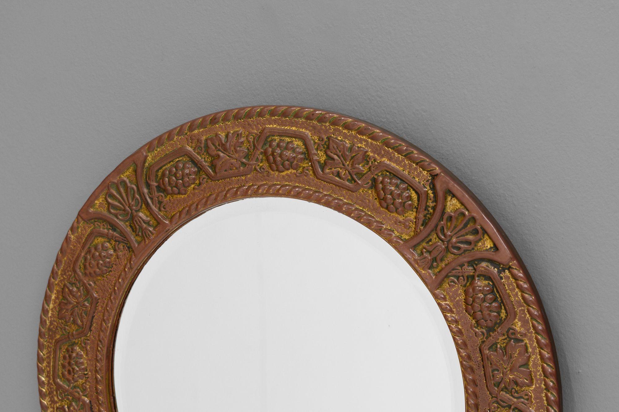 Pressed brass framed bevel edged circular mirror. U.K circa 1930.


H 36cm x W 36cm x D 1cm